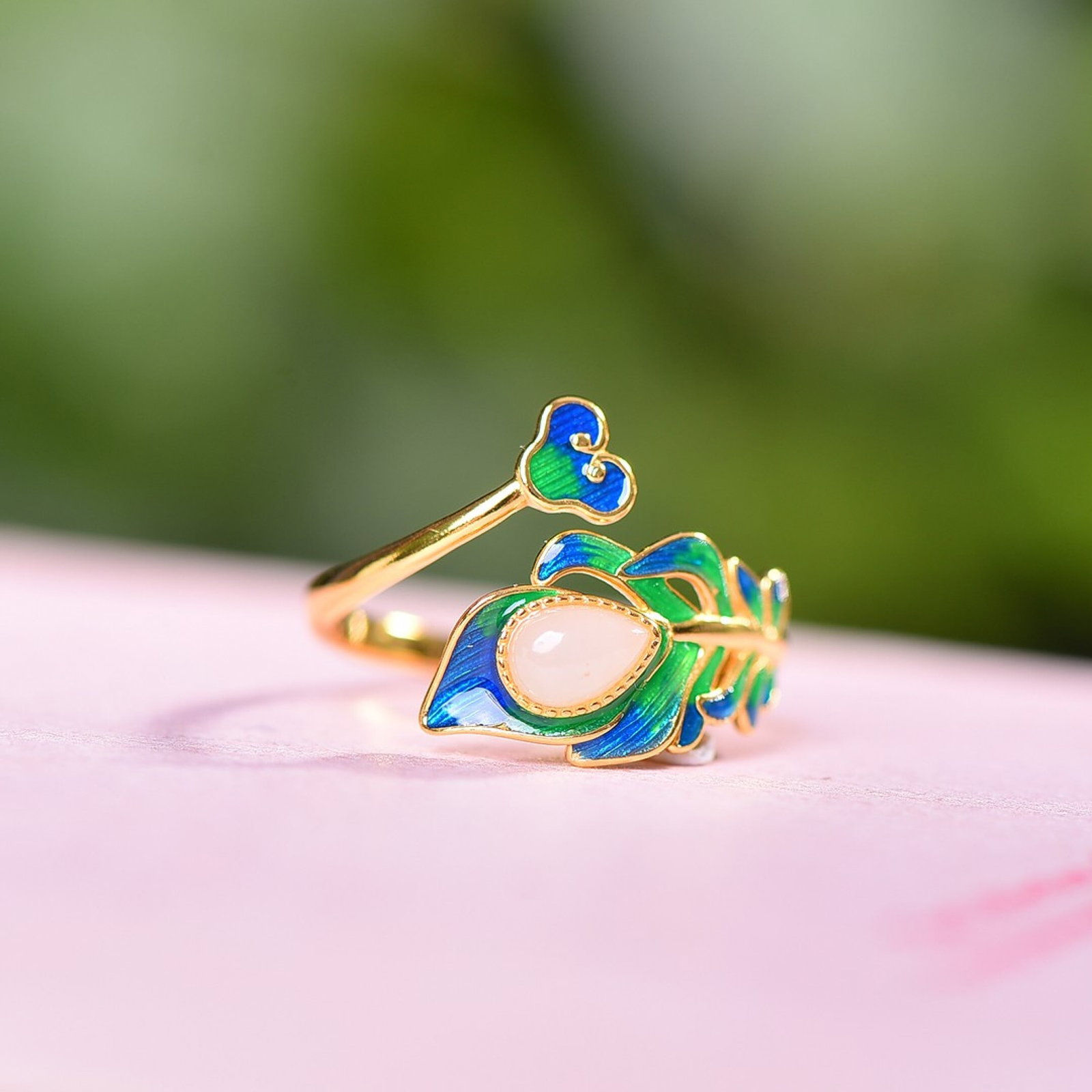 An Exquisite Sterling Silver-Gold Plated Inlaid White Jade Enamel Ring: An Exquisite Sterling Silver-Gold Plated Inlaid White Jade Enamel Ring,Size:4mmx5mm 纯银镀金镶白玉珐琅戒指