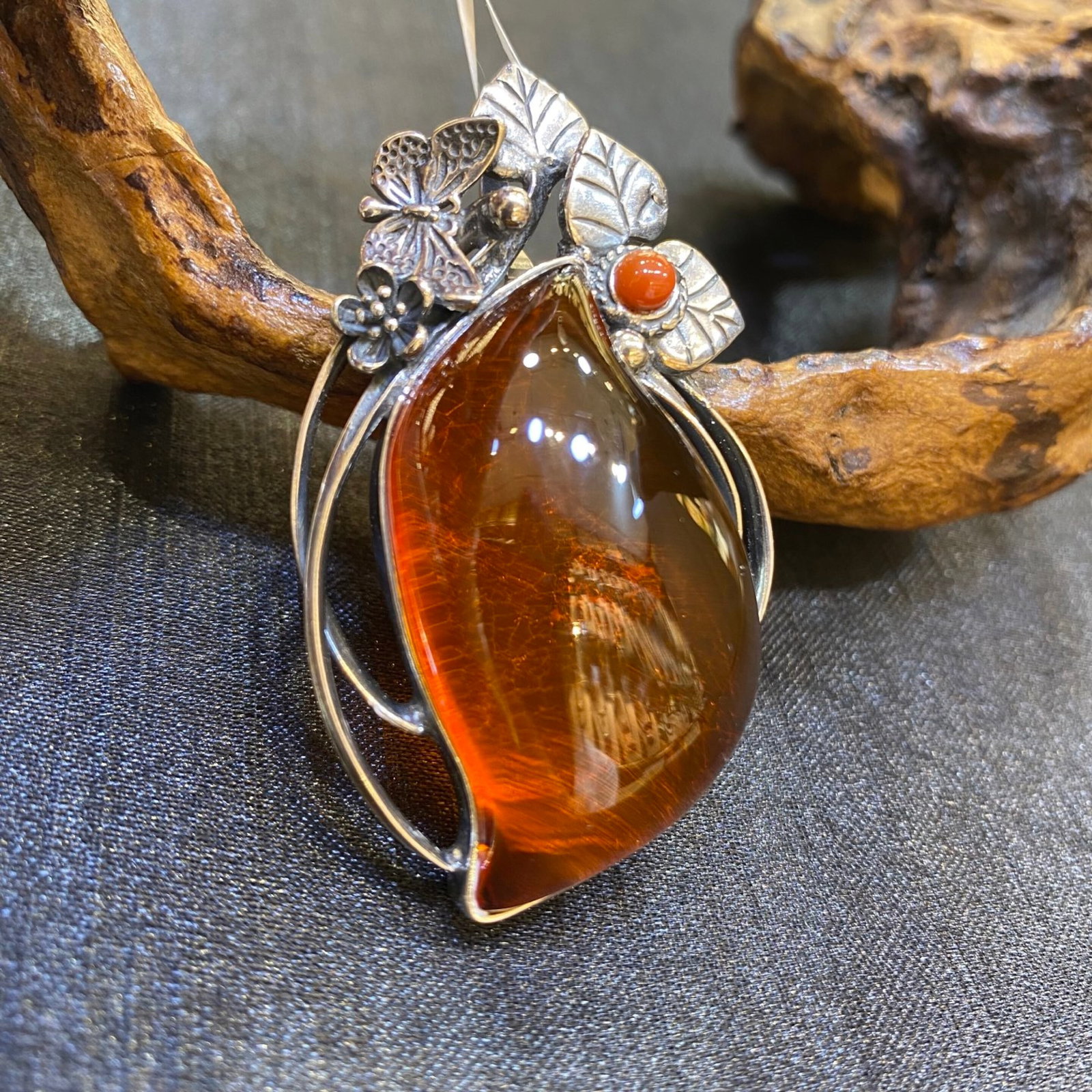An Exquisite Beeswax Inlaid Silver Necklace: An Exquisite Beeswax Inlaid Silver Necklace,Size:31mm,Weight:17.4g 蜜蜡镶银项链