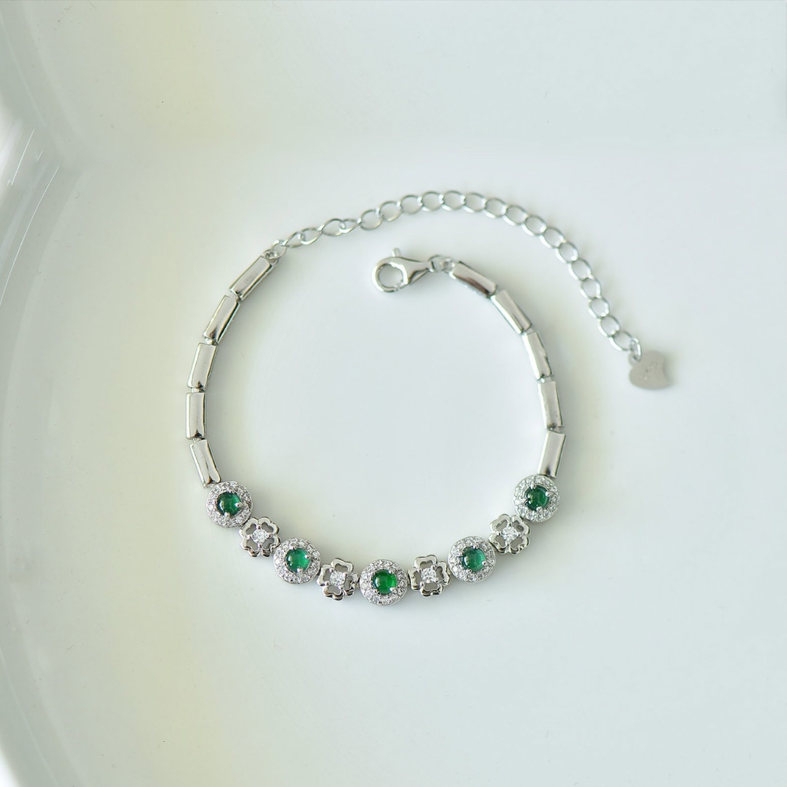 An Exquisite Sterling Silver-Gold Plated Inlaid Jadeite Bracelets,Inlaid Diamond: An Exquisite Sterling Silver-Gold Plated Inlaid Jadeite Bracelets,Inlaid Diamond,Size:4mmx4mm 纯银镀金镶翡翠手链,嵌钻石