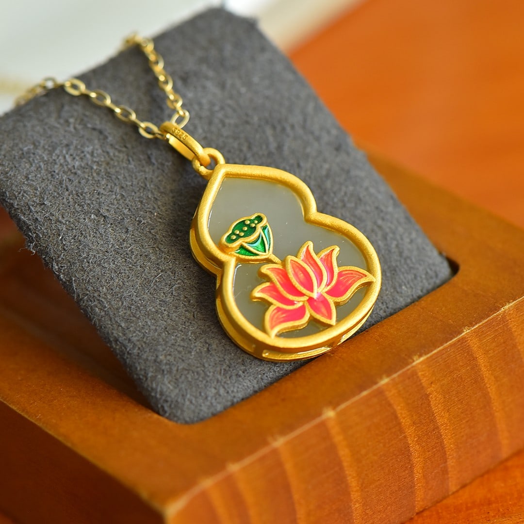 An Exquisite Sterling Silver-Gold Plated Inlaid White Jade Flower Pattern Gourd Necklace: An Exquisite Sterling Silver-Gold Plated Inlaid White Jade Flower Pattern Gourd Necklace,Size:16mmx20mm
