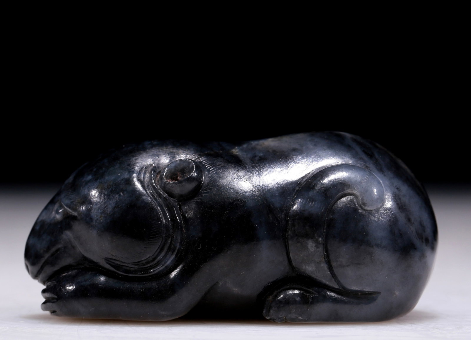 An Excellent Black-White Jade Bear: An Excellent Black-White Jade Bear. Chinese Qing Dynasty. Size:2.8inx1.2in. Weight:151.4g 清代 黑白玉熊手把件