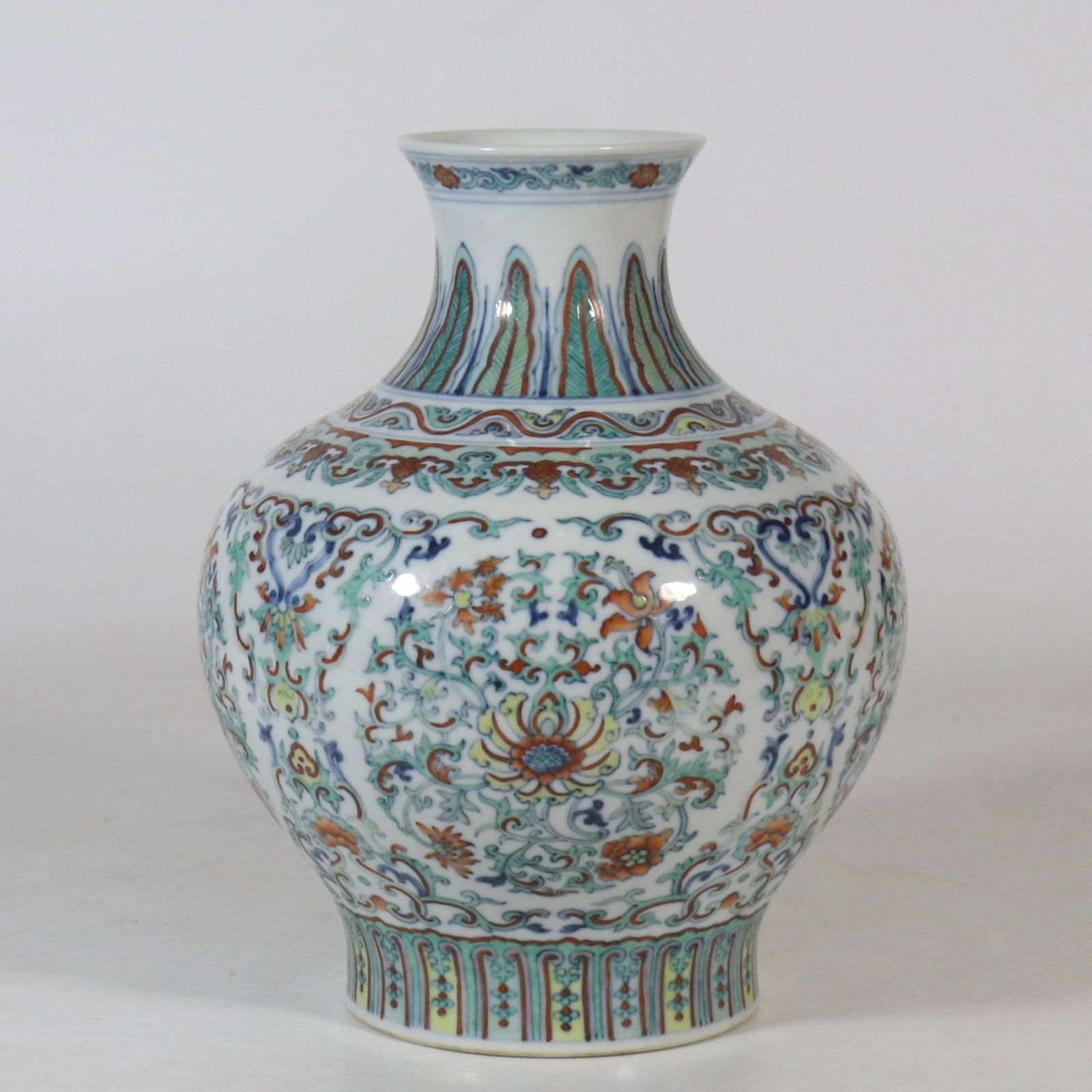 An Exquisite Doucai Lotus Pattern Vase - 2