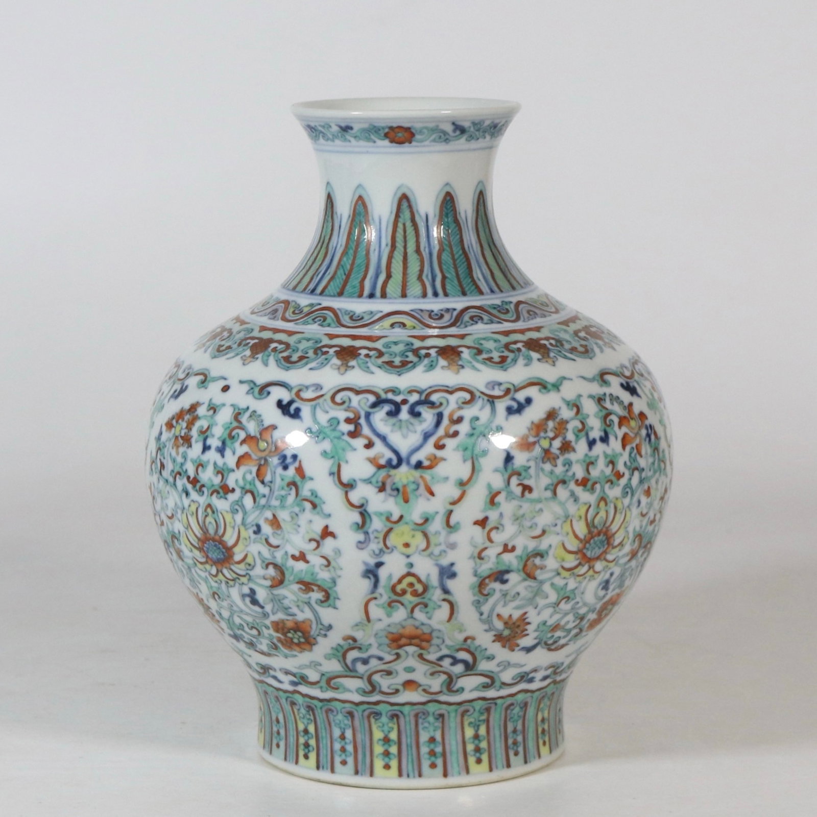 An Exquisite Doucai Lotus Pattern Vase - 3