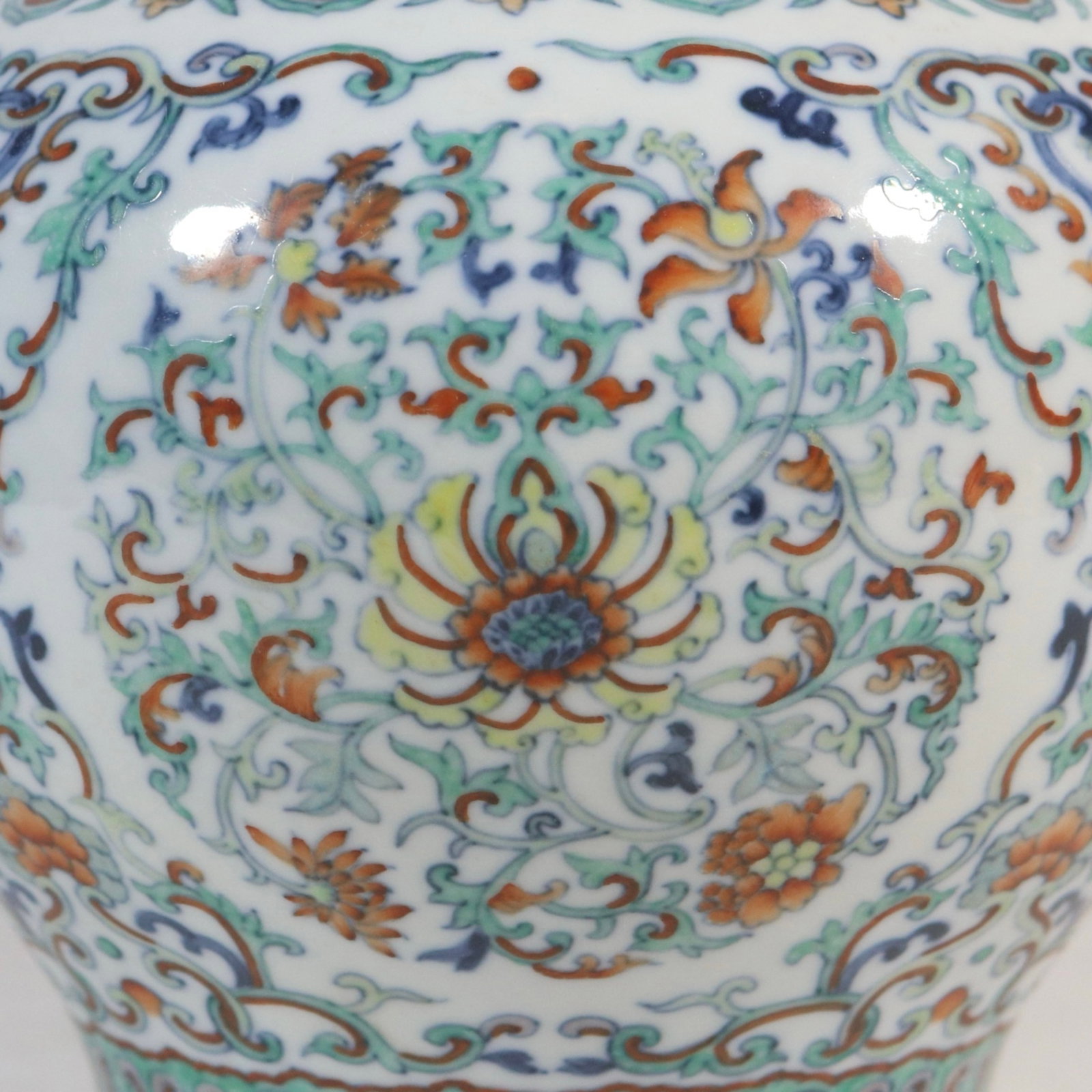 An Exquisite Doucai Lotus Pattern Vase - 7