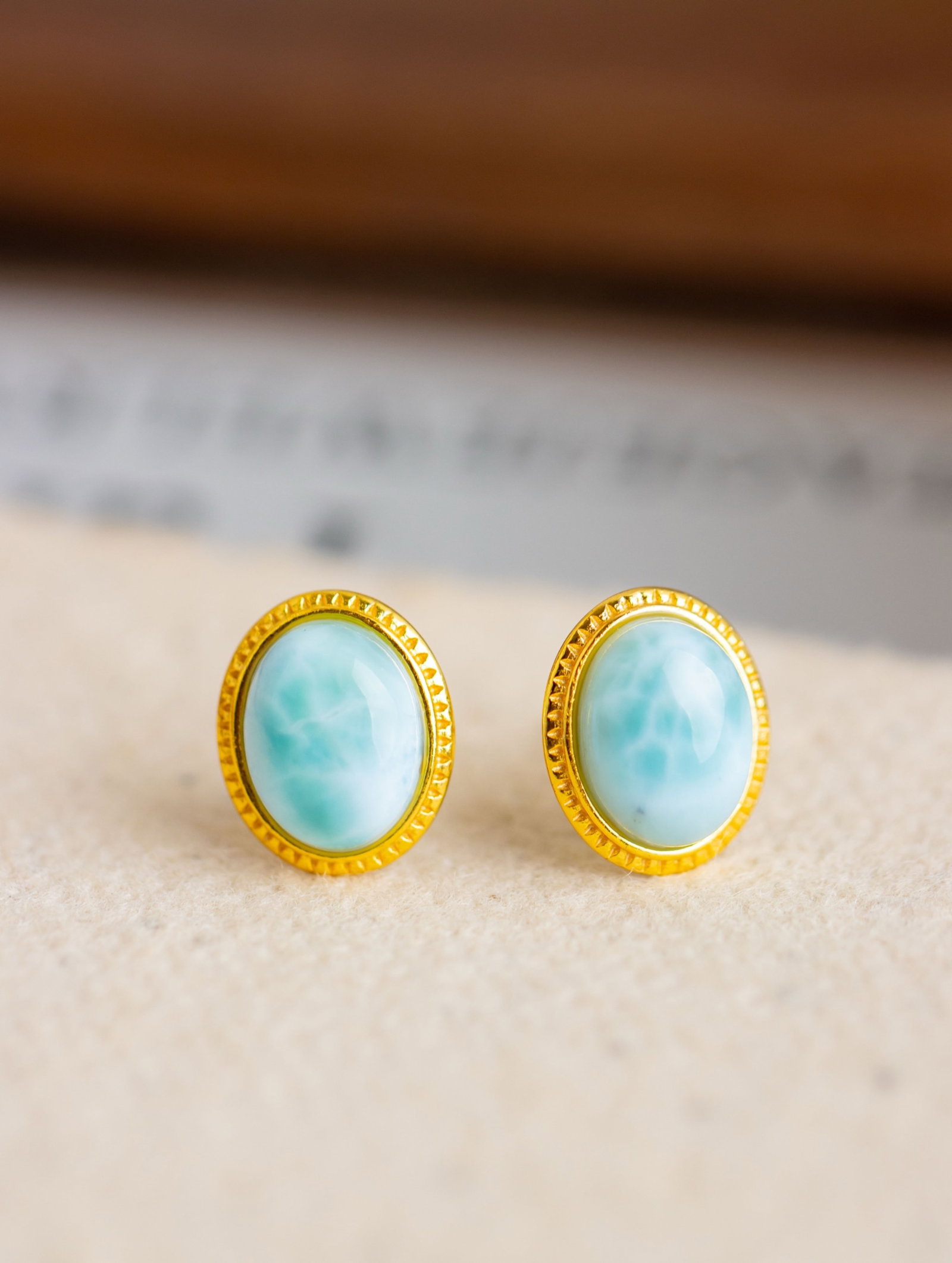 A Pair of Exquisite Sterling Silver-Gold Plated Inlaid Larimar Earrings: A Pair of Exquisite Sterling Silver-Gold Plated Inlaid Larimar Earrings 一对纯银镀金镶海纹石耳钉