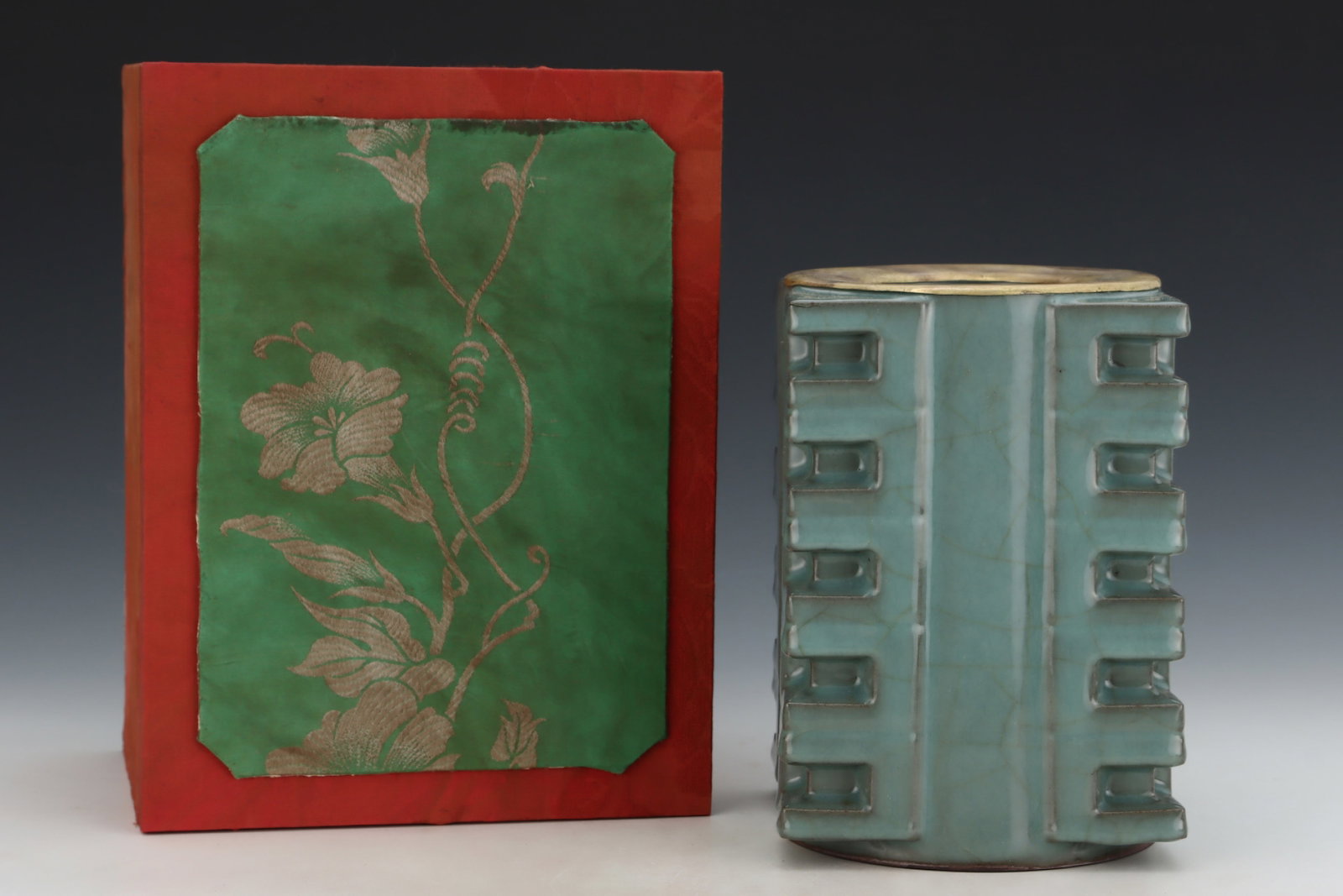 An Exquisite Guan yao Celadon Glazed Painted Gold Vase,with an Imperial Poem by Emperor Qianlong: An Exquisite Guan yao Celadon Glazed Painted Gold Vase,with an Imperial Poem by Emperor Qianlong,Song Dynasty,China,Size:8.5inx5.9in