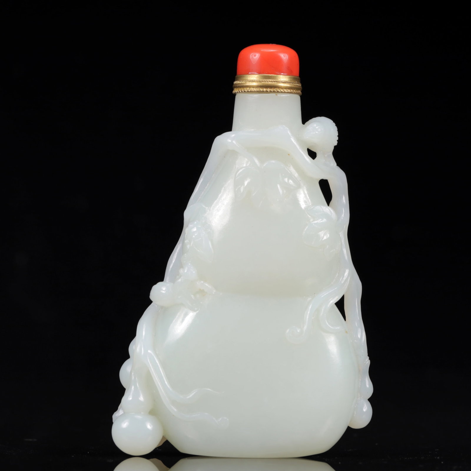 An Exquisite White Jade Gourd Pattern Snuff Bottle: An Exquisite White Jade Gourd Pattern Snuff Bottle,Qing Dynasty, China,Size:2.8inx0.8inx4.3in,Weight:143g