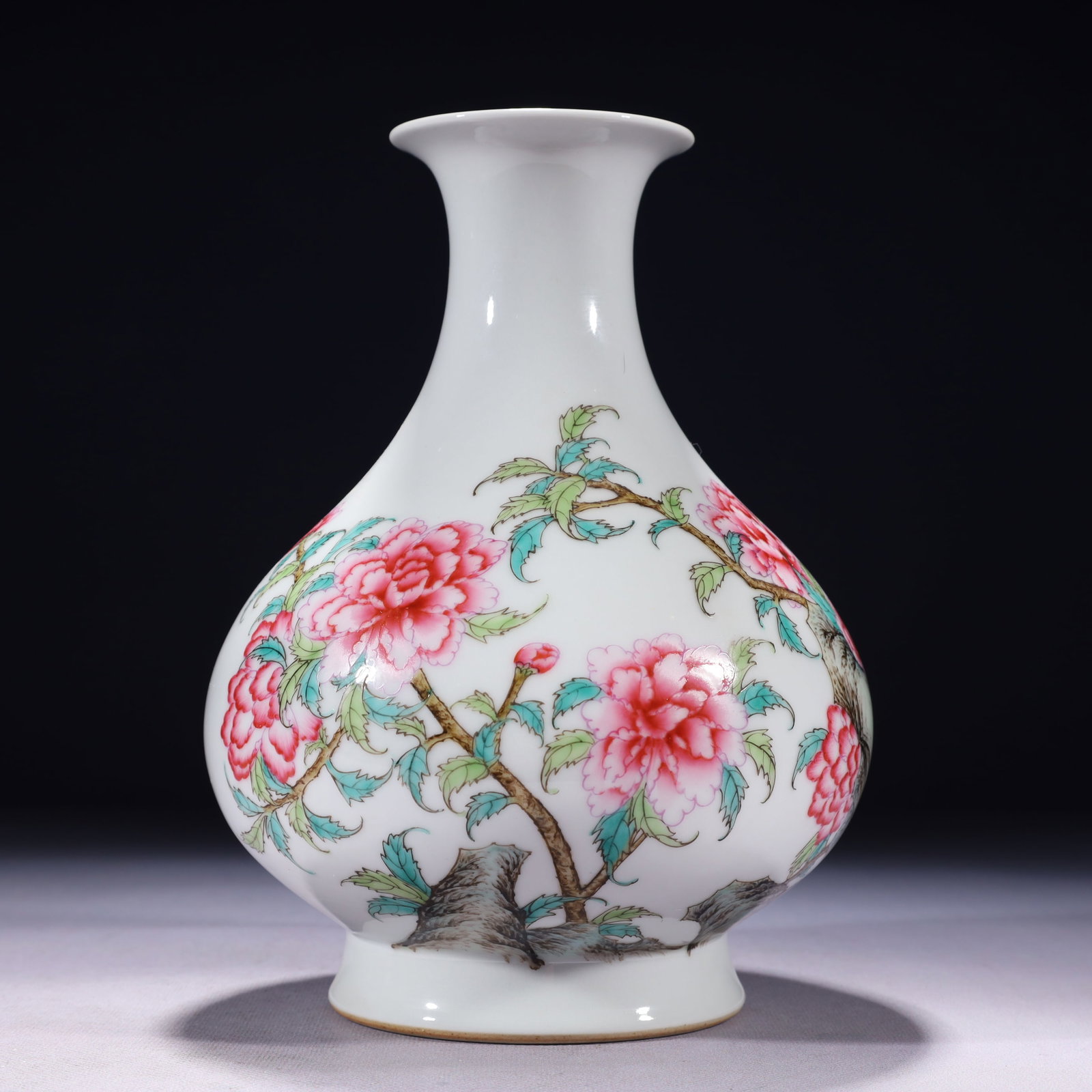 An Exquisite Famille-Rose Flower Pattern Vase: An Exquisite Famille-Rose Flower Pattern Vase,Qing Dynasty,China,Qianlong Six-character Mark,Size:6.3inx9.4in,Weight:1050g
