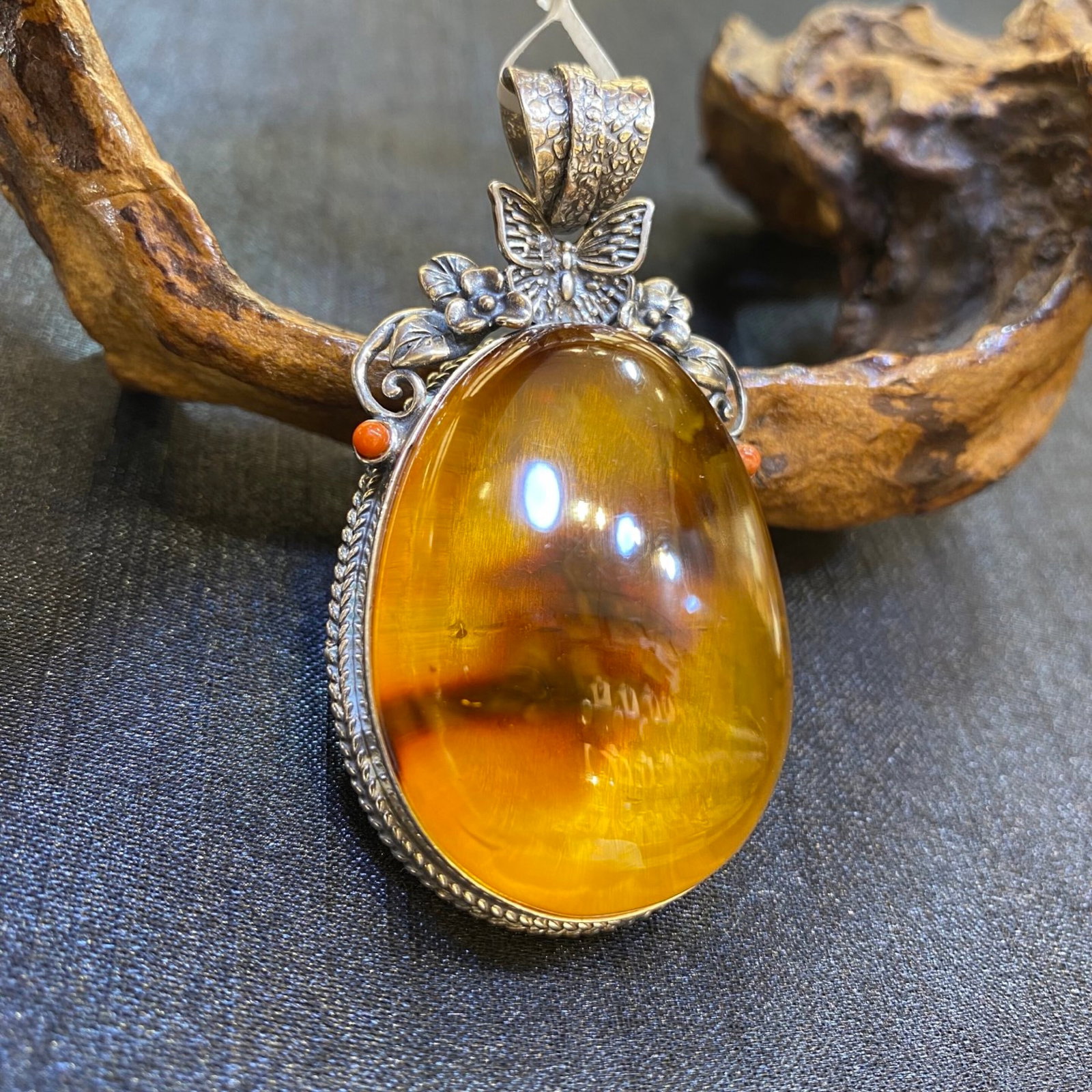 An Exquisite Beeswax Inlaid Silver Necklace: An Exquisite Beeswax Inlaid Silver Necklace,Size:31.6mm,Weight:31.1g 蜜蜡镶银项链
