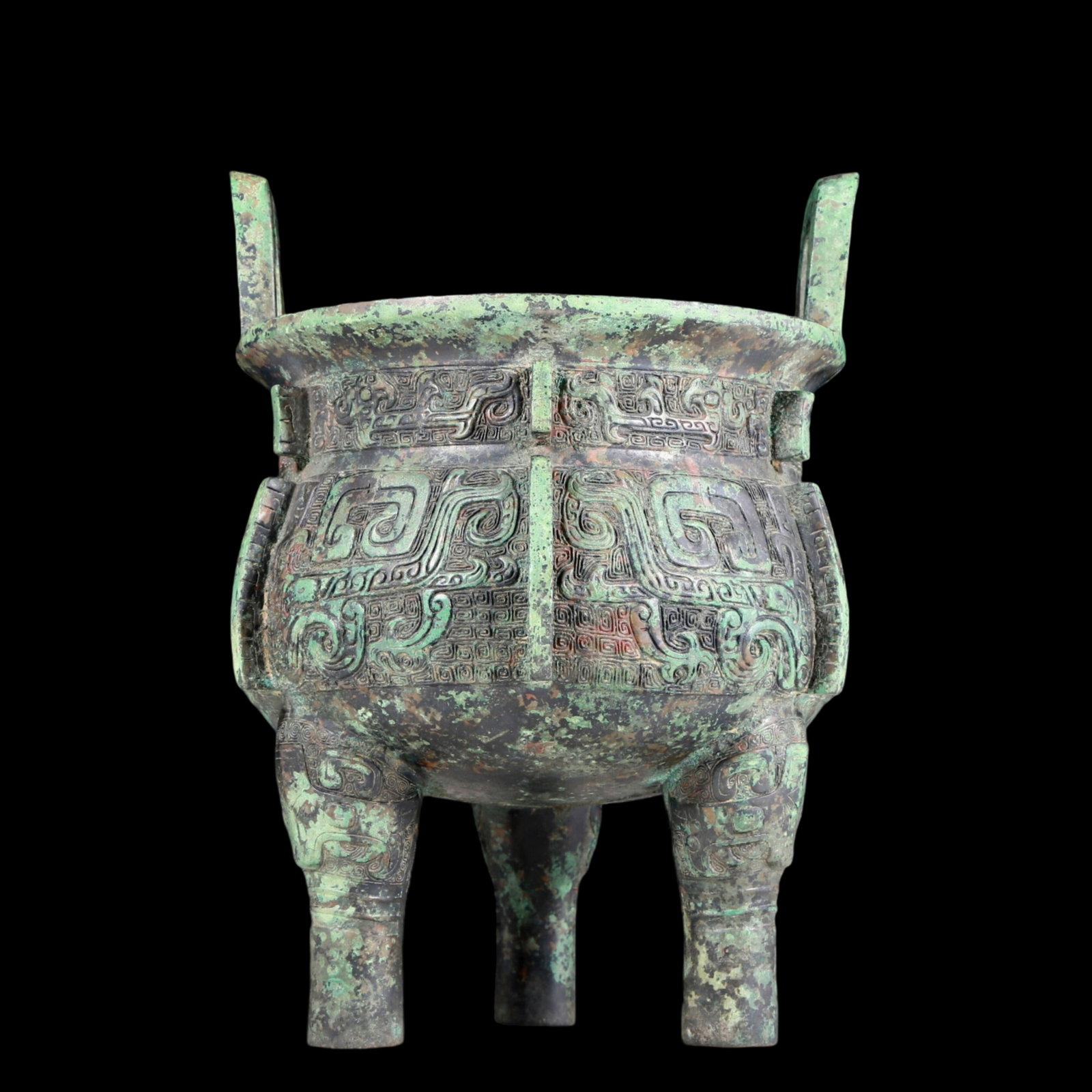A precious bronze animal-faced two-eared and tripod furnace: A precious bronze animal-faced two-eared and tripod furnace with inscriptions. In ancient times, the surface was carefully carved, vividly demonstrating the superb skills of the craftsmen. It has its 