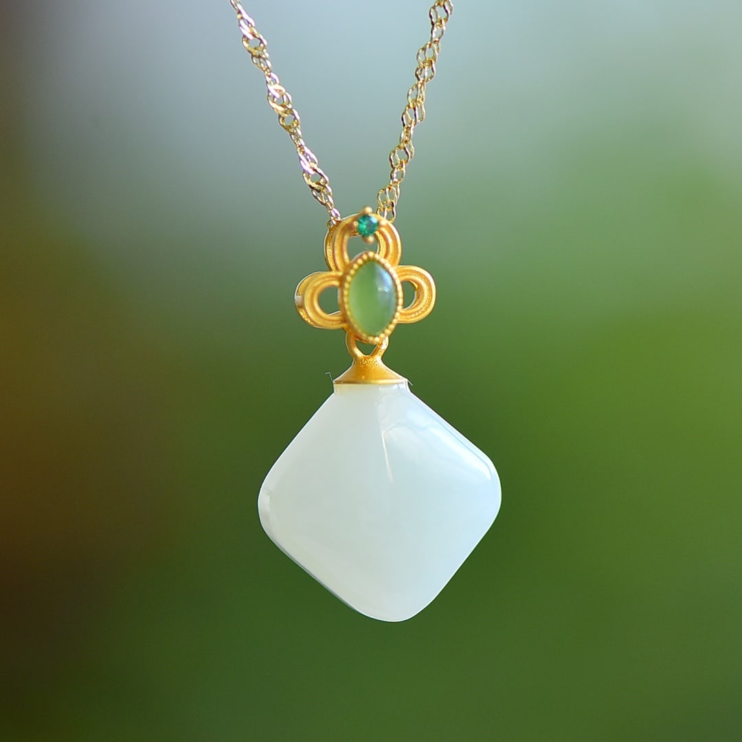 An Exquisite Sterling Silver-Gold Plated Inlaid White Jade Necklace,Inlaid Gems: An Exquisite Sterling Silver-Gold Plated Inlaid White Jade Necklace,Inlaid Gems,Size:14mmx14mm 纯银镀金镶白玉项链,嵌宝石