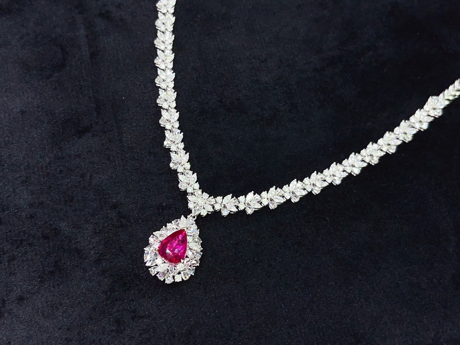 A Exquisite 18k Gold Inlaid 6.01ct Natural Ruby and 1.820ct Diamond Necklace: A Exquisite 18k Gold Inlaid 6.01ct Natural Ruby and 1.820ct Diamond Necklace,Total Weight:31.87g 18k金镶 6.01ct 天然红宝石和 1.820ct 钻石