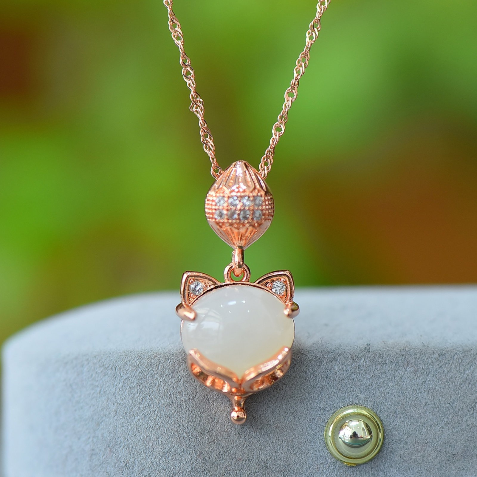 An Exquisite Bronze Inlaid White Jade Necklace: An Exquisite Bronze Inlaid White Jade Necklace,Size:3.9inx4.7in 铜镶白玉项链