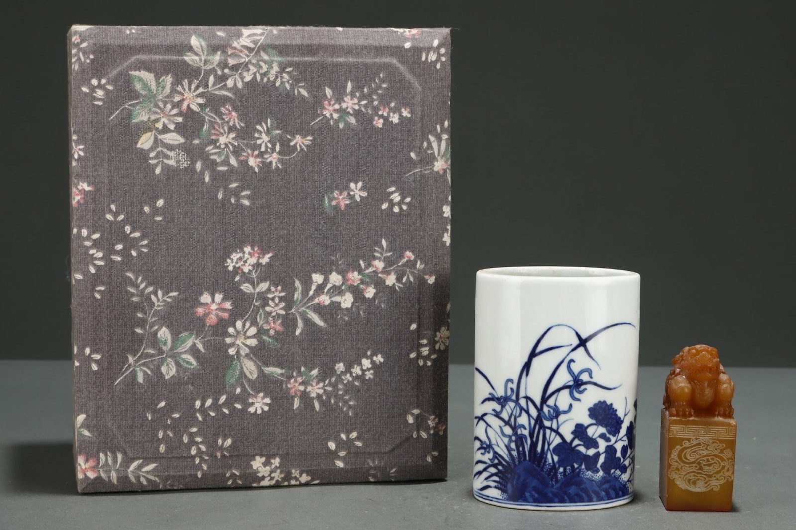 An Exquisite Blue and White Flower Pattern Brush Pot,with poem: An Exquisite Blue and White Flower Pattern Brush Pot,with poem,Qing Dynasty,China,Qianlong Six-character Mark,Size:(Porcelain)4.3inx3.1in,(Jade)3.1inx1.2in 青花花卉纹