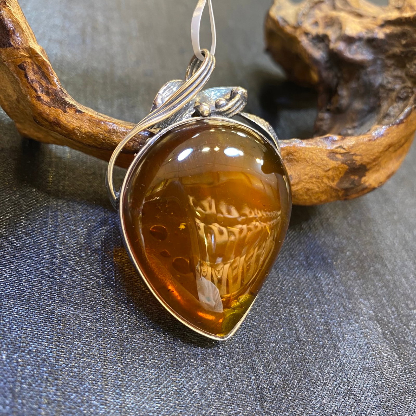 An Exquisite Beeswax Inlaid Silver Necklace: An Exquisite Beeswax Inlaid Silver Necklace,Size:34.6mm,Weight:12.7g 蜜蜡镶银项链