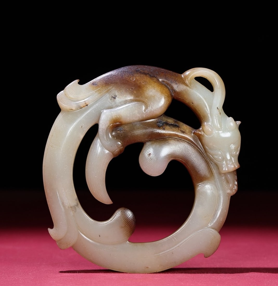 An Exquisite White Jade Chi-Dragon Pattern Pendant: An Exquisite White Jade Chi-Dragon Pattern Pendant,Ancient times,China,Size:108mmx116mmx14mm,Weight:131g 白玉螭龙纹挂件,远古时期
