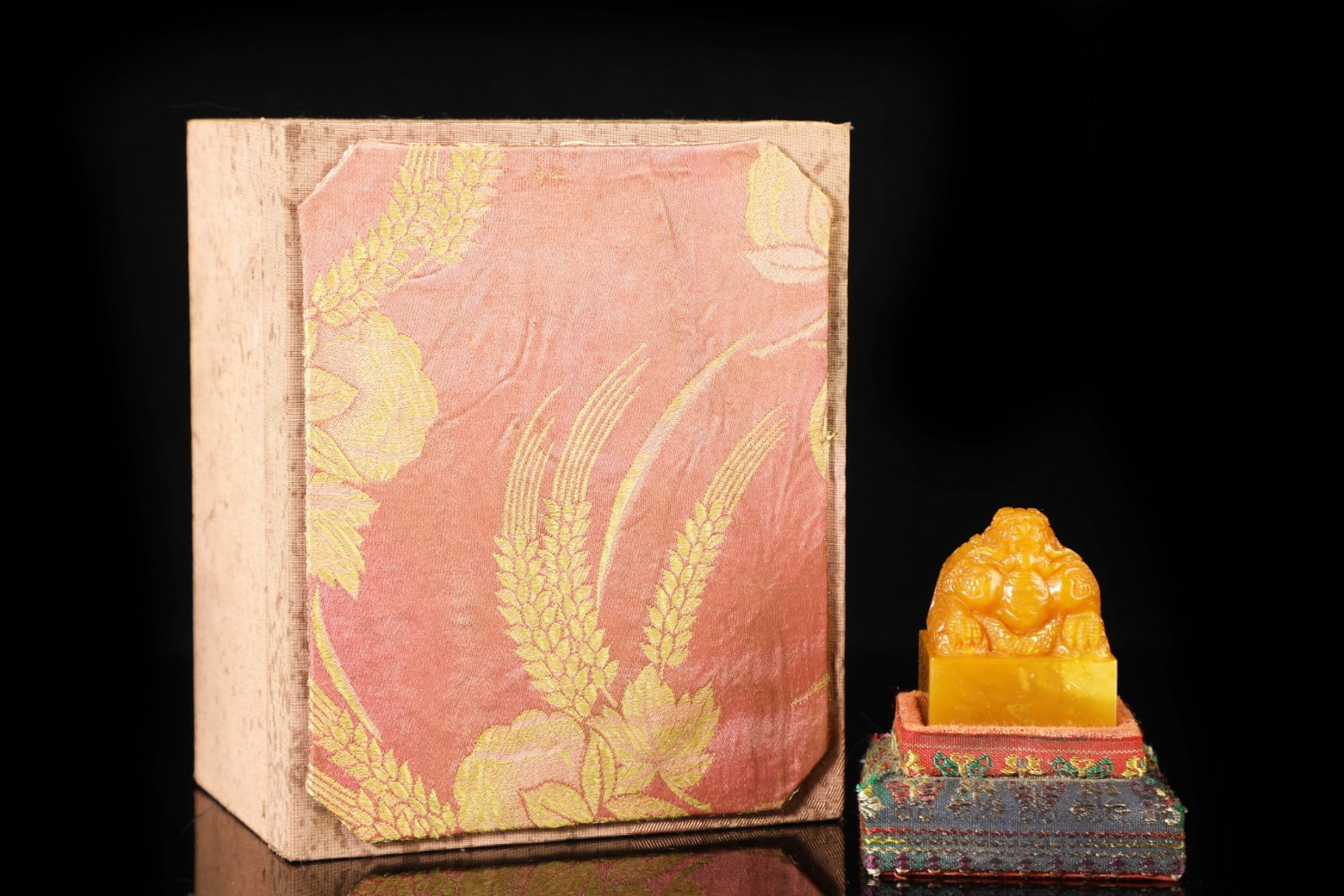 An Exquisite Tianhuang Stone Auspicious Beast Pattern Seal: An Exquisite Tianhuang Stone Auspicious Beast Pattern Seal,Qing Dynasty, China,Xu Yin Mark,Size:2inx1.6in,Weight:142g