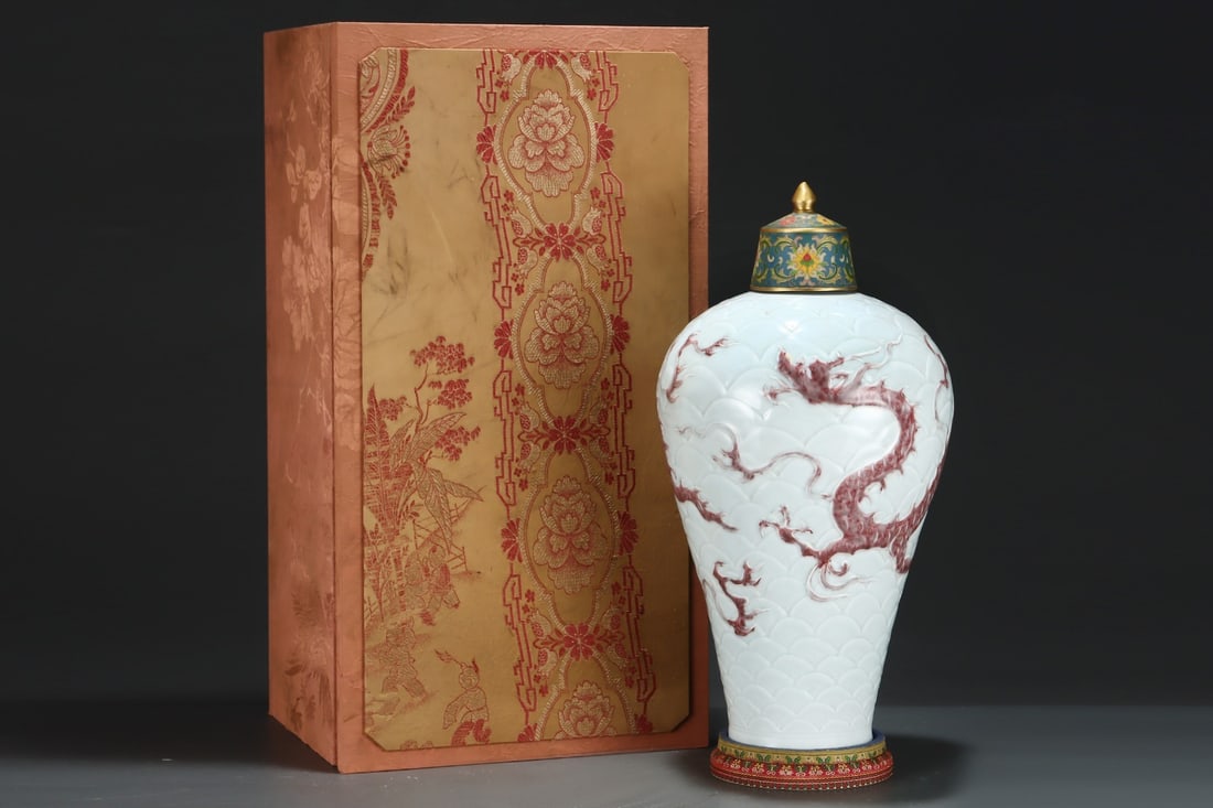A Huge Underglaze blue and red meiping decorated with incised sea dragon: A Huge Underglaze blue and red meiping decorated with incised sea dragon,Yuan Dynasty, China,Size:19.7inx10in 青花釉里红剔刻海水龙纹&#