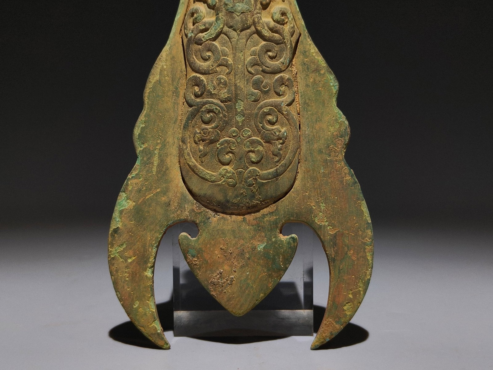 An Archaic Bronze Beast-Face Pattern Ornament - 7