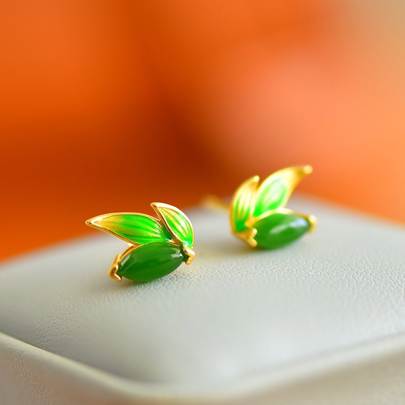 A Pair of Exquisite Sterling Silver-Gold Plated Inlaid Jasper Earrings: A Pair of Exquisite Sterling Silver-Gold Plated Inlaid Jasper Earrings,Size:4mmx8mm 一对纯银镀金镶碧玉耳钉