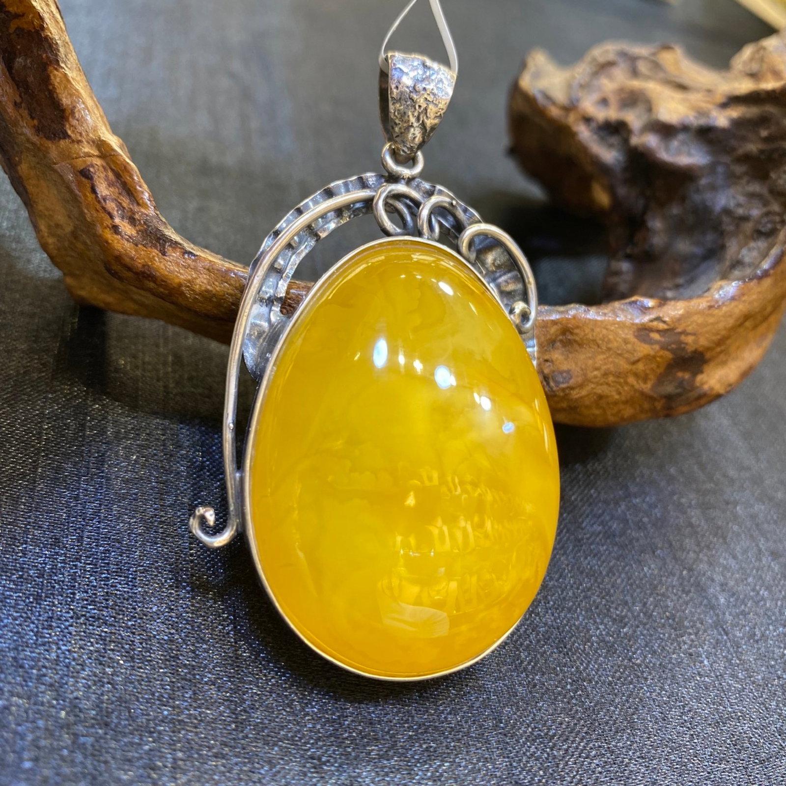 An Exquisite Beeswax Inlaid Silver Necklace: An Exquisite Beeswax Inlaid Silver Necklace,Size:31.5mm,Weight:17.3g 蜜蜡镶银项链