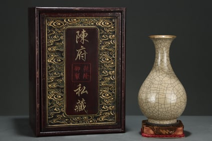 An Exquisite Ge yao Cover with Gold Vase,with an Imperial Poem by Emperor Qianlong