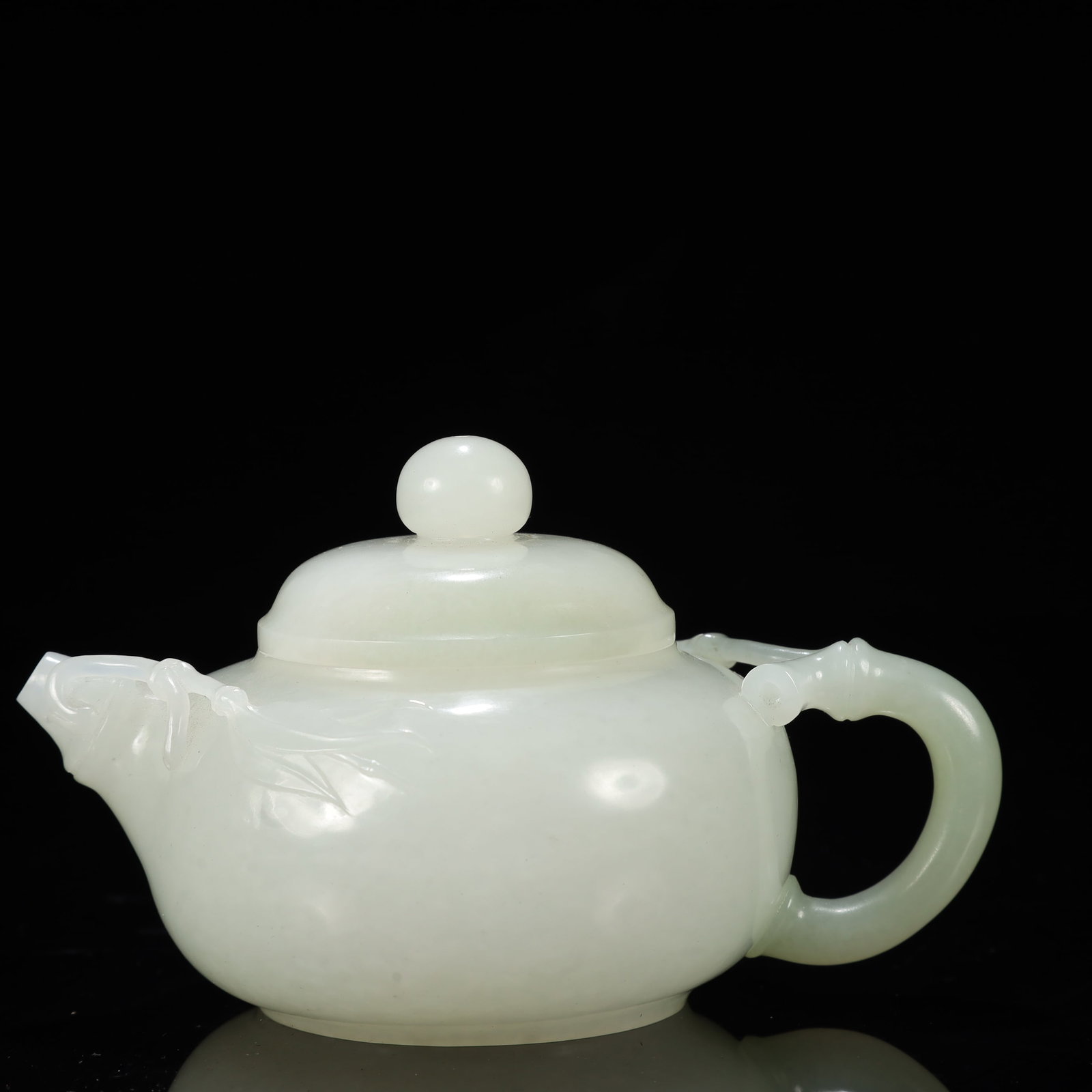 An Exquisite White Jade Bamboo Pattern Teapot: An Exquisite White Jade Bamboo Pattern Teapot,Qing Dynasty, China,Qianlong Four-character Mark,Size:4.7inx3.1inx2.8in,Weight:250g 白玉竹纹茶壶,中国ę