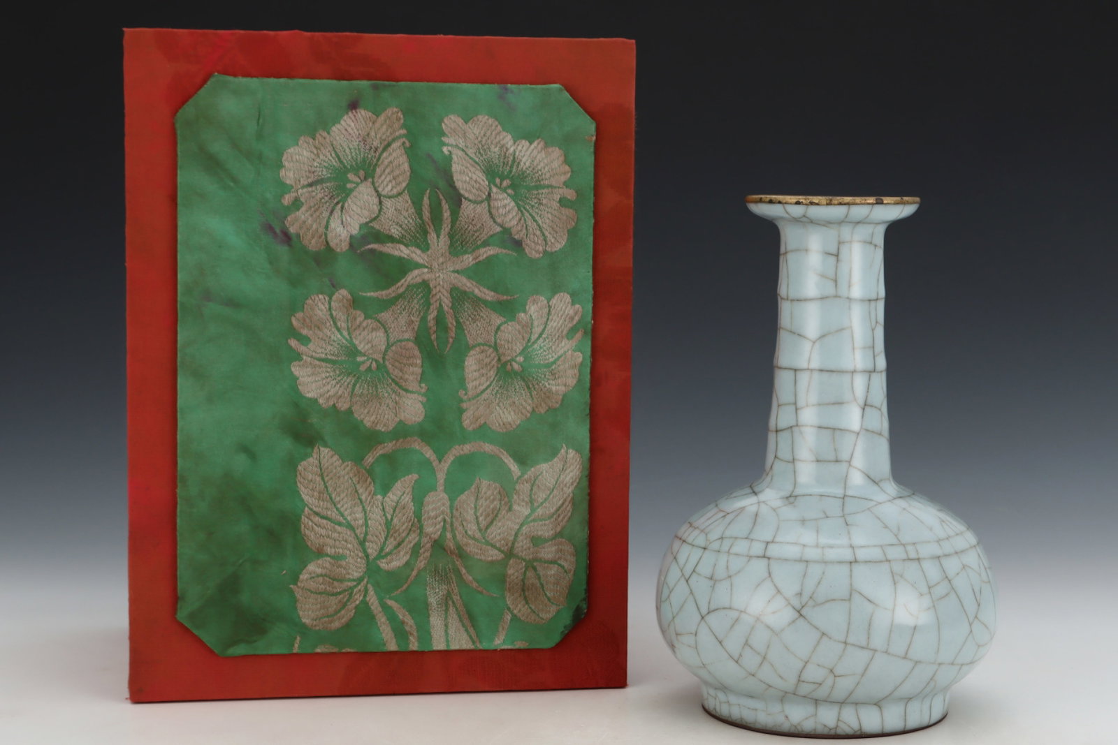 An Exquisite Guan yao White Glazed Painted Gold Vase,with an Imperial Poem by Emperor Qianlong: An Exquisite Guan yao White Glazed Painted Gold Vase,with an Imperial Poem by Emperor Qianlong,Song Dynasty,China,Size:8.8inx5.8in