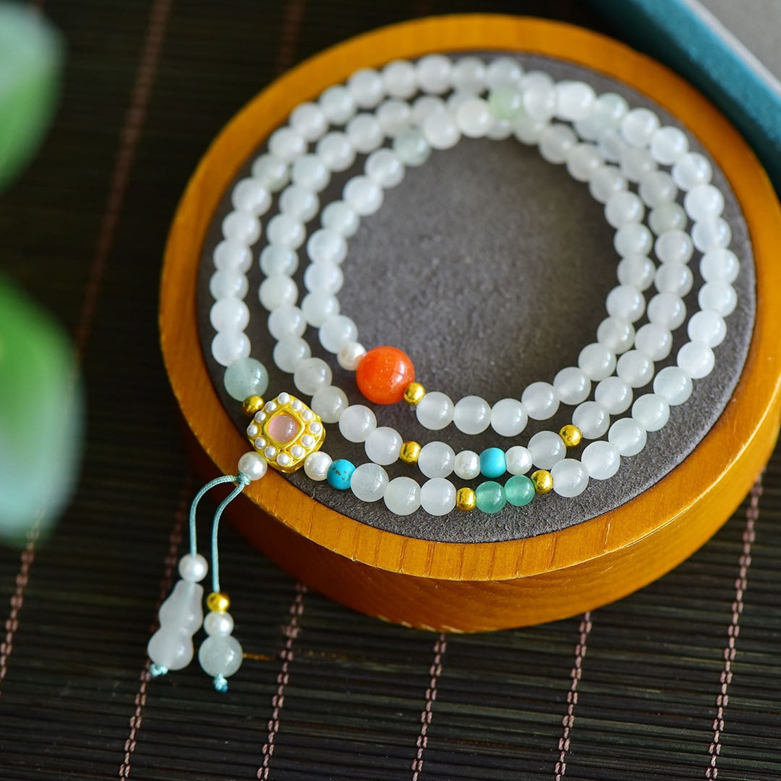 An Exquisite White Jade Bracelets: An Exquisite White Jade Bracelets 寓意:晶石猫眼,宛如宇宙之眼般神秘,吸引着探索