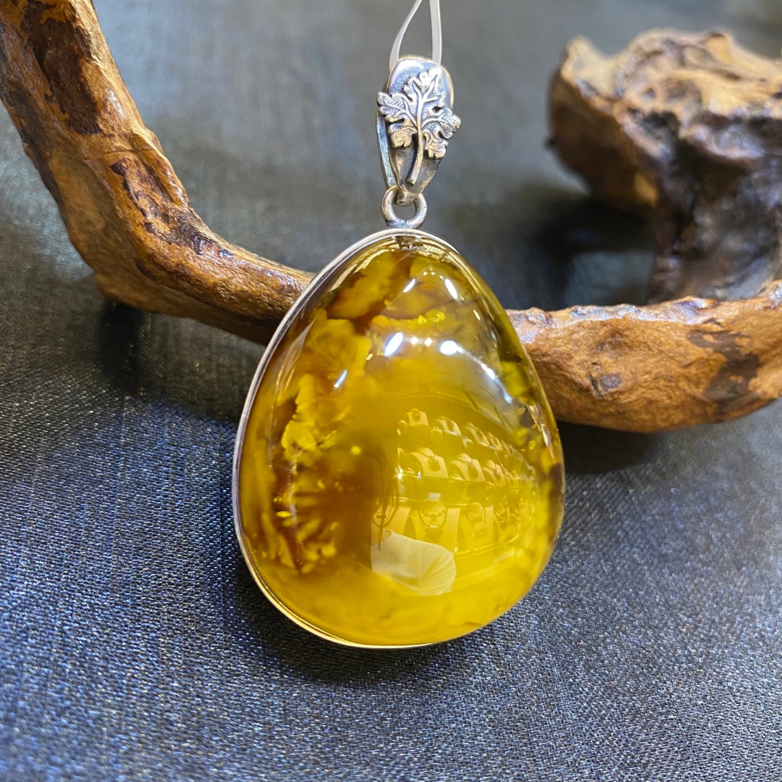 An Exquisite Beeswax Inlaid Silver Necklace: An Exquisite Beeswax Inlaid Silver Necklace,Size:30.6mm,Weight:15g 蜜蜡镶银项链