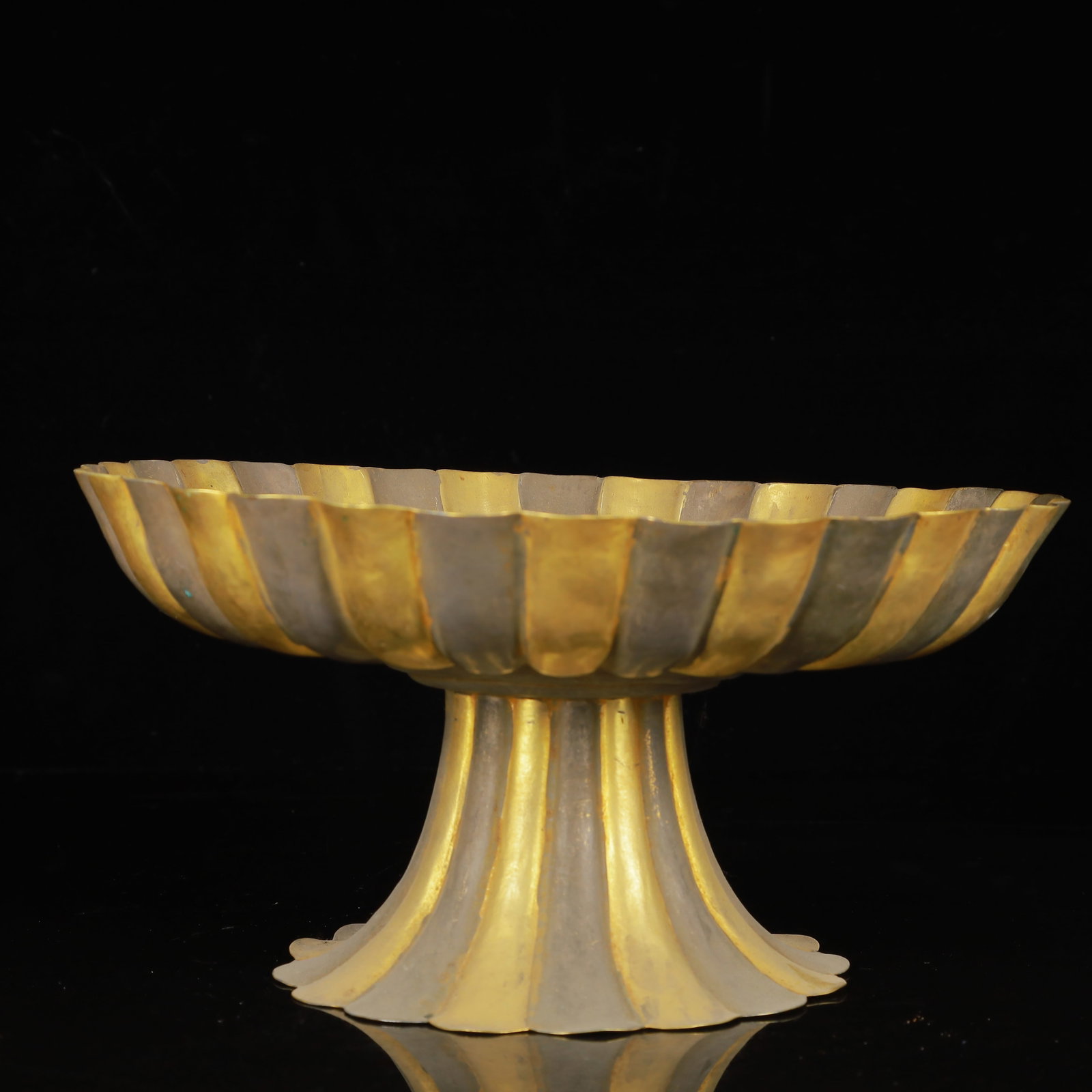 An Exquisite Gilt Silver Phoenix Pattern Cup: An Exquisite Gilt Silver Phoenix Pattern Cup,Qing Dynasty,China,Size:10.6inx5.5in,Weight:850g 银鎏金凤纹杯,中国清代