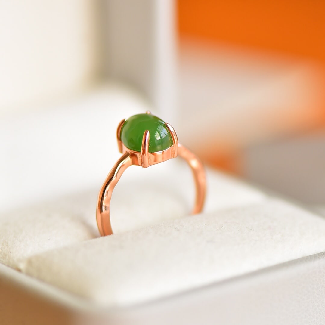 An Exquisite Sterling Silver Inlaid Jasper Ring: An Exquisite Sterling Silver Inlaid Jasper Ring,Size:7mmx9mm 纯银镶碧玉戒指