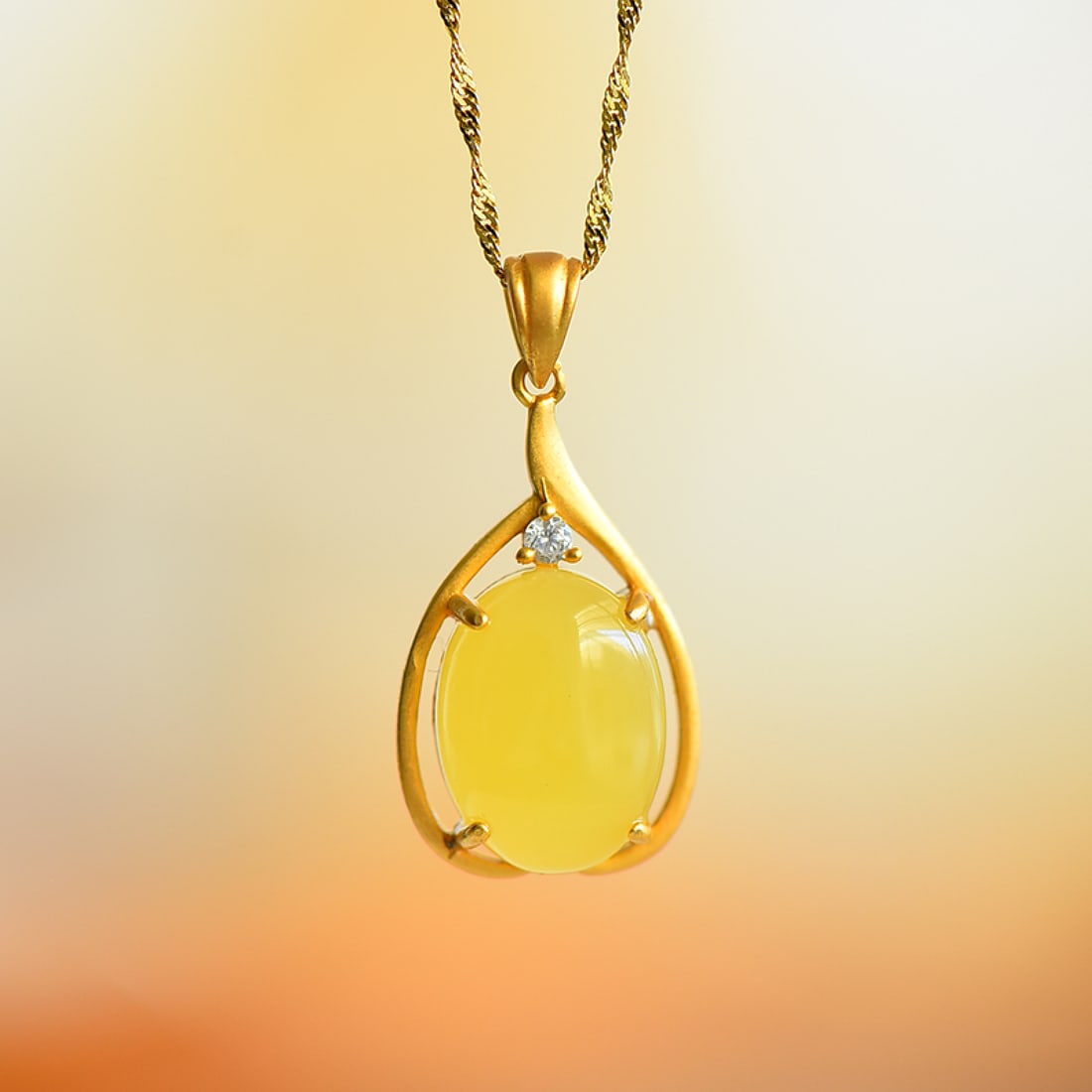 An Exquisite Sterling Silver-Gold Plated Inlaid Amber Necklace,Inlaid Diamond: An Exquisite Sterling Silver-Gold Plated Inlaid Amber Necklace,Inlaid Diamond,Size:12mmx16mm 纯银镀金镶琥珀项链,嵌钻石