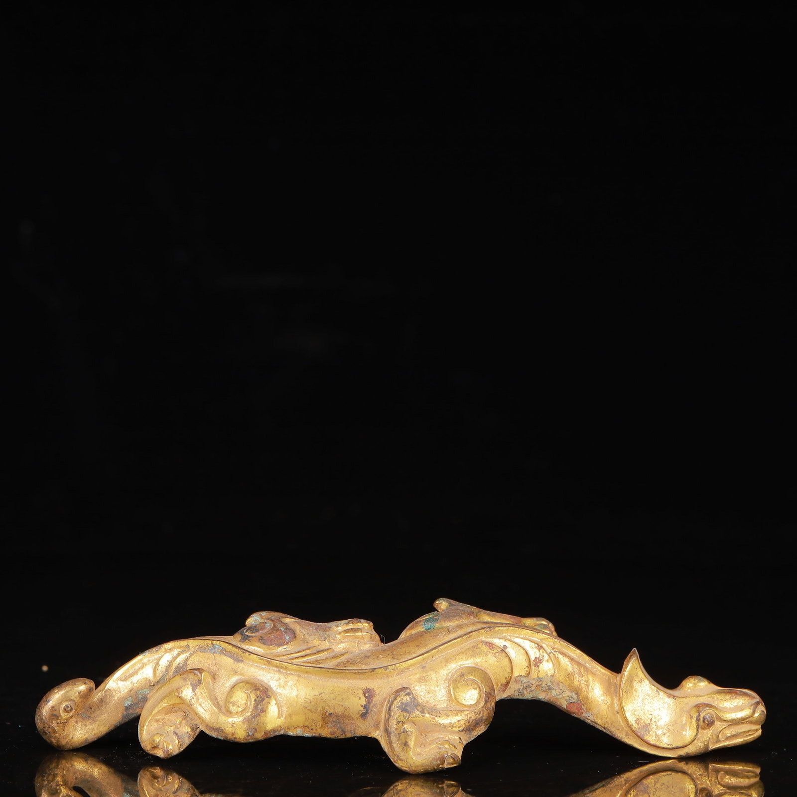 An Exquisite Gilt Bronze Dragon Ornament: An Exquisite Gilt Bronze Dragon Ornament,Qing Dynasty,China,Size:6.3inx2inx1.6in,Weight:225g 铜鎏金龙摆件,中国清代