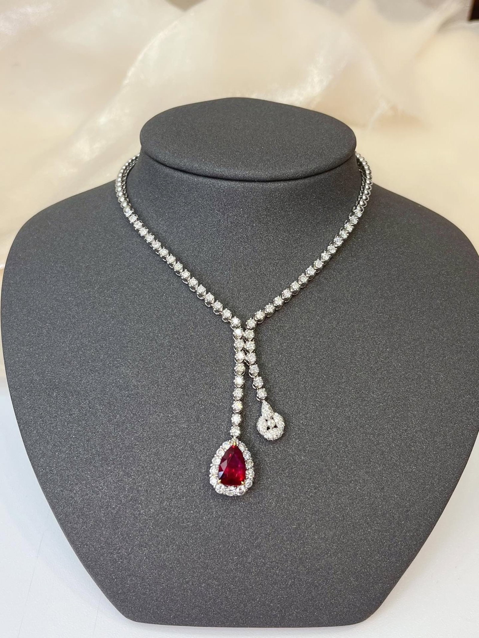 A Exquisite 18k Gold Inlaid 3.00ct Natural Ruby Necklace,Inlaid Diamond: A Exquisite 18k Gold Inlaid 3.00ct Natural Ruby Necklace,Inlaid Diamond,Total Weight:27.22g 18k金镶 3.00ct 天然红宝石项链,嵌钻石