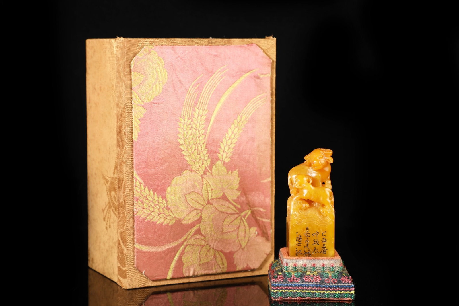 An Exquisite Tianhuang Stone Sheep Pattern Seal,With Poem: An Exquisite Tianhuang Stone Sheep Pattern Seal,With Poem,Qing Dynasty, China,Ju Shiji Mark,Size:3.1inx1.2in,Weight:136g