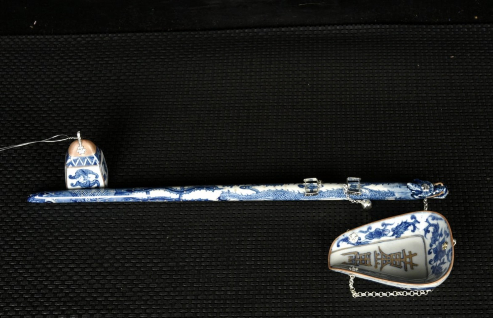 A Rare Blue and White Painted Gold Dragon and Phoenix Pattern Ornament: A Rare Blue and White Painted Gold Dragon and Phoenix Pattern Ornament,Qing Dynasty,China,Yongzheng 款,Size:13.2in