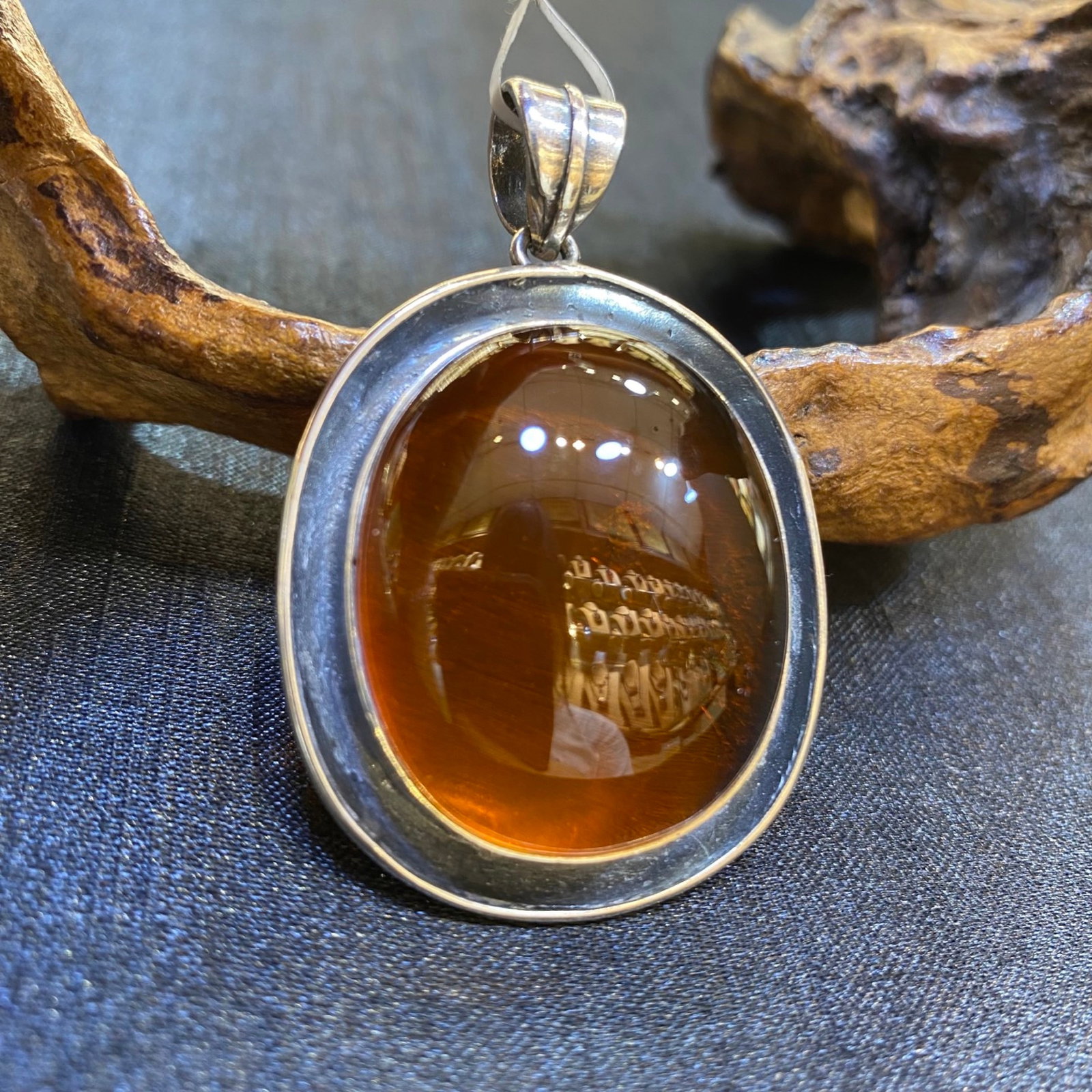 An Exquisite Beeswax Inlaid Silver Necklace: An Exquisite Beeswax Inlaid Silver Necklace,Size:34.4mm,Weight:15.3g 蜜蜡镶银项链