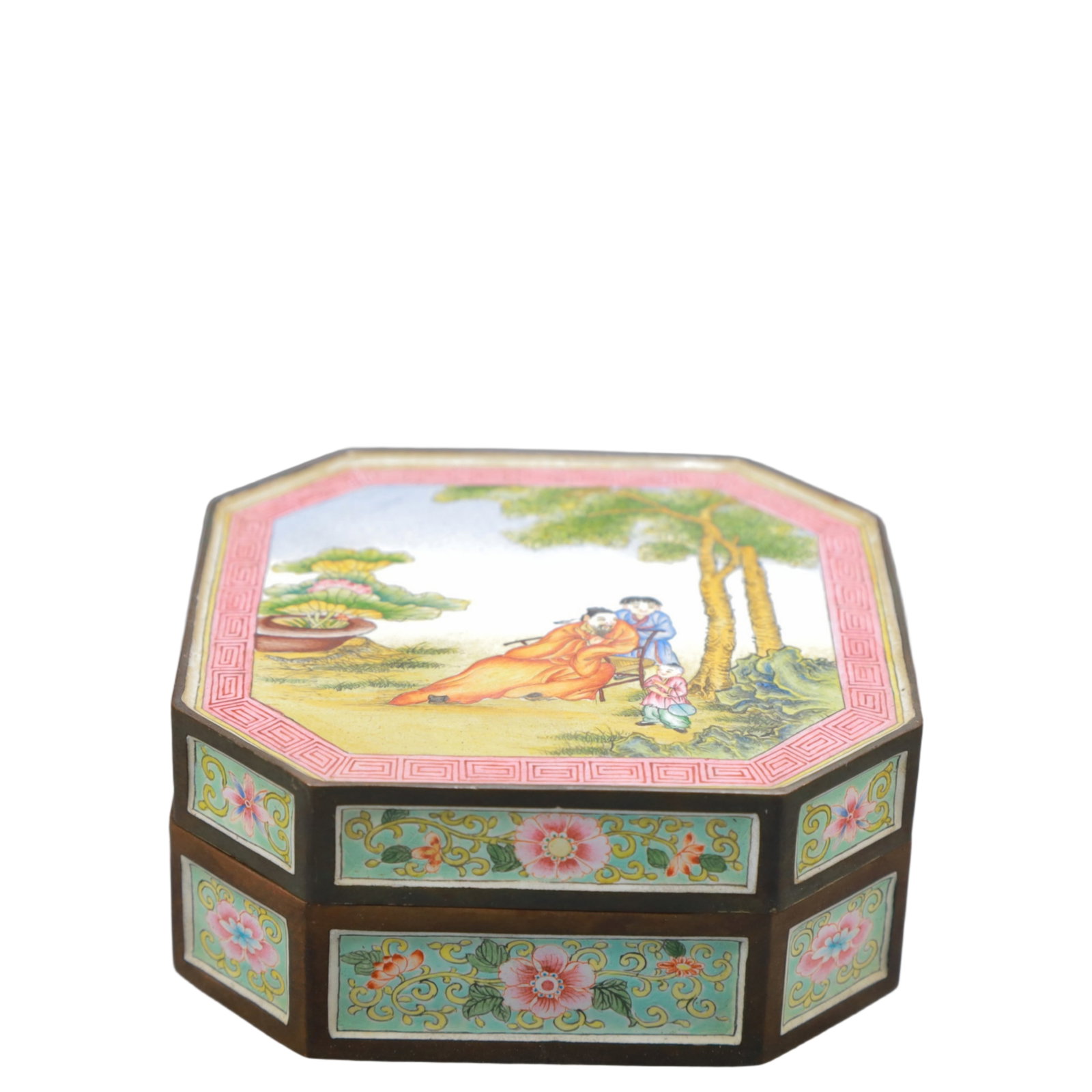 An Exquisite Painted Enamel Figure Pattern Cover Box: An Exquisite Painted Enamel Figure Pattern Cover Box,Qing Dynasty, China,Qianlong Four-character Mark,Size:3.9inx1.8in,Weight:600g 画珐琅人物纹盖盒,