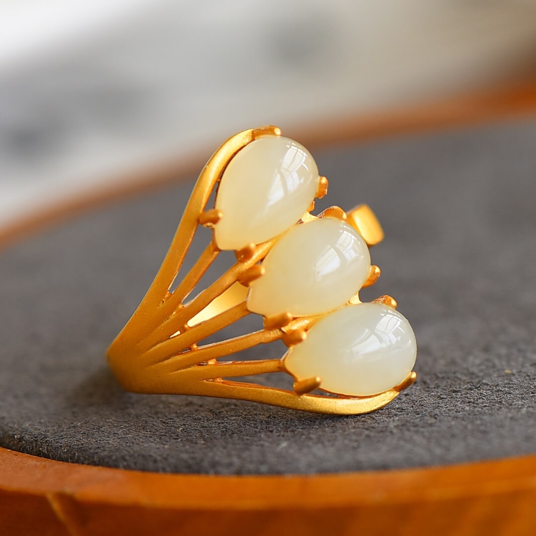 An Exquisite Sterling Silver-Gold Plated Inlaid White Jade Ring: An Exquisite Sterling Silver-Gold Plated Inlaid White Jade Ring,Size:6mmx9mm 纯银镀金镶白玉戒指