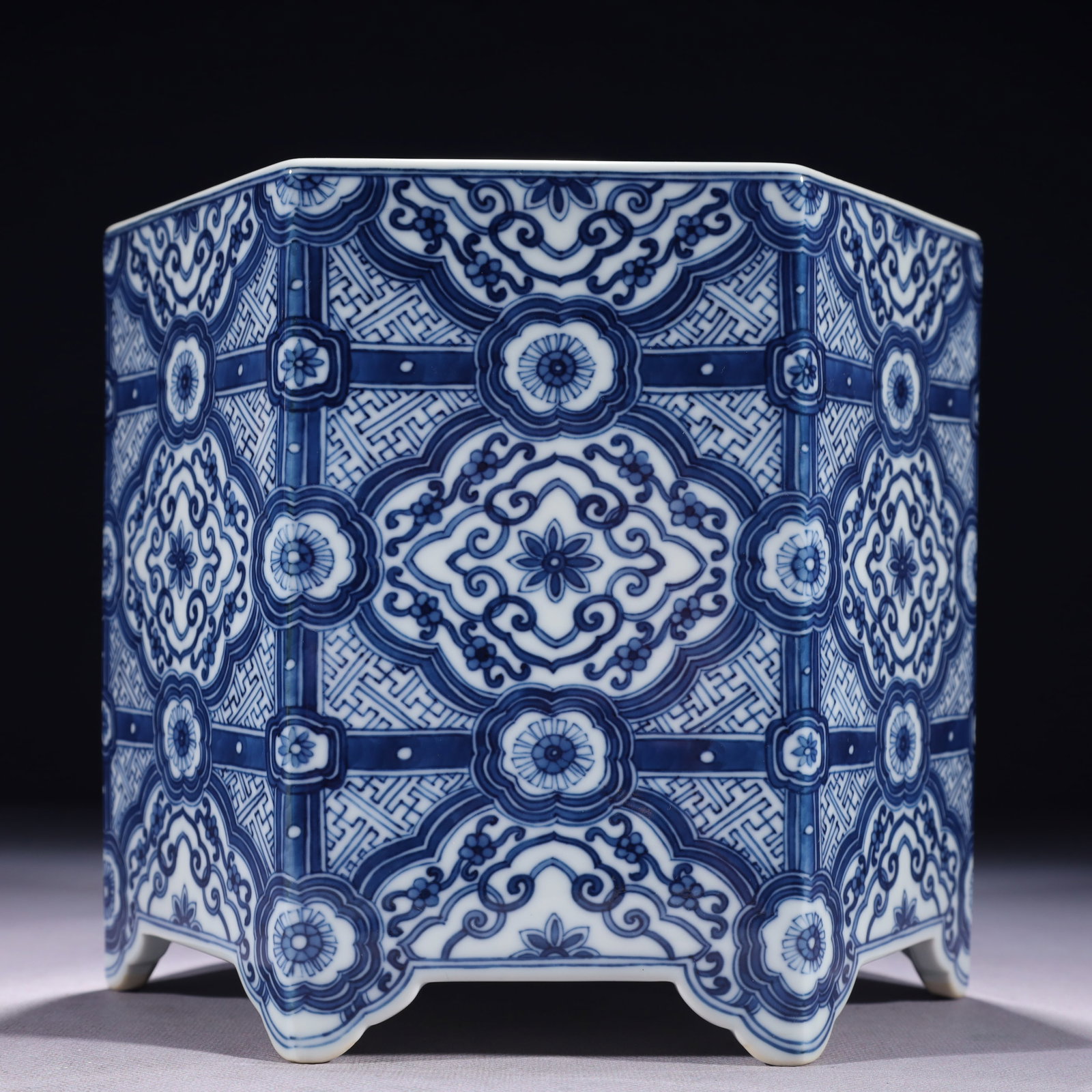 An Exquisite Blue and White Lotus Pattern Brush Pot: An Exquisite Blue and White Lotus Pattern Brush Pot,Qing Dynasty,China,Yongzheng Six-character Mark,Size:8.5inx7.3in,Weight:2700g 青花缠枝莲纹笔筒,È
