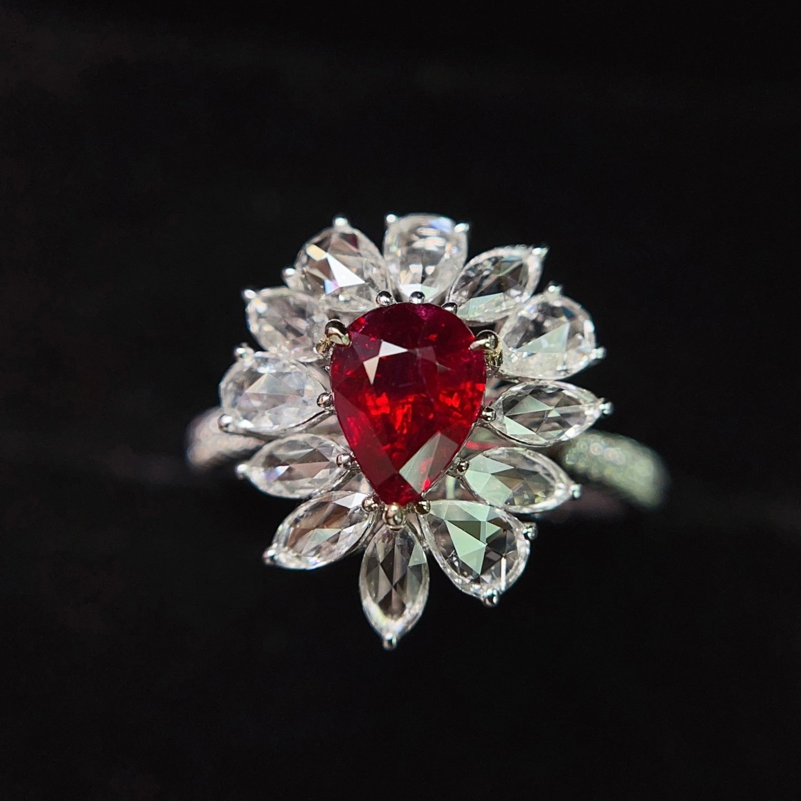 A Exquisite 18k Gold Inlaid 1.05ct Natural Tourmaline Ring,Inlaid Diamond: A Exquisite 18k Gold Inlaid 1.05ct Natural Tourmaline Ring,Inlaid Diamond,Total Weight:3.69g 18k金镶 1.05ct 天然碧玺戒指,嵌钻石