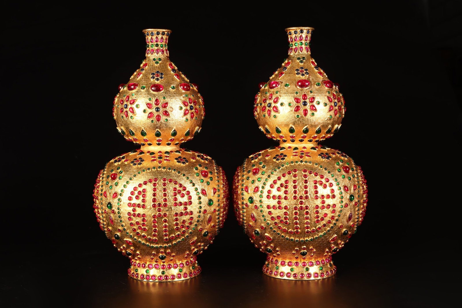 A Pair of Rare Gilt Bronze Gourd Vases,Inlaid Gems: A Pair of Rare Gilt Bronze Gourd Vases,Inlaid Gems,Qing Dynasty,China,Qianlong Four-character Mark,Size:11.8inx5.9in,Weight:2591g 一对铜鎏金葫芦瓶,î