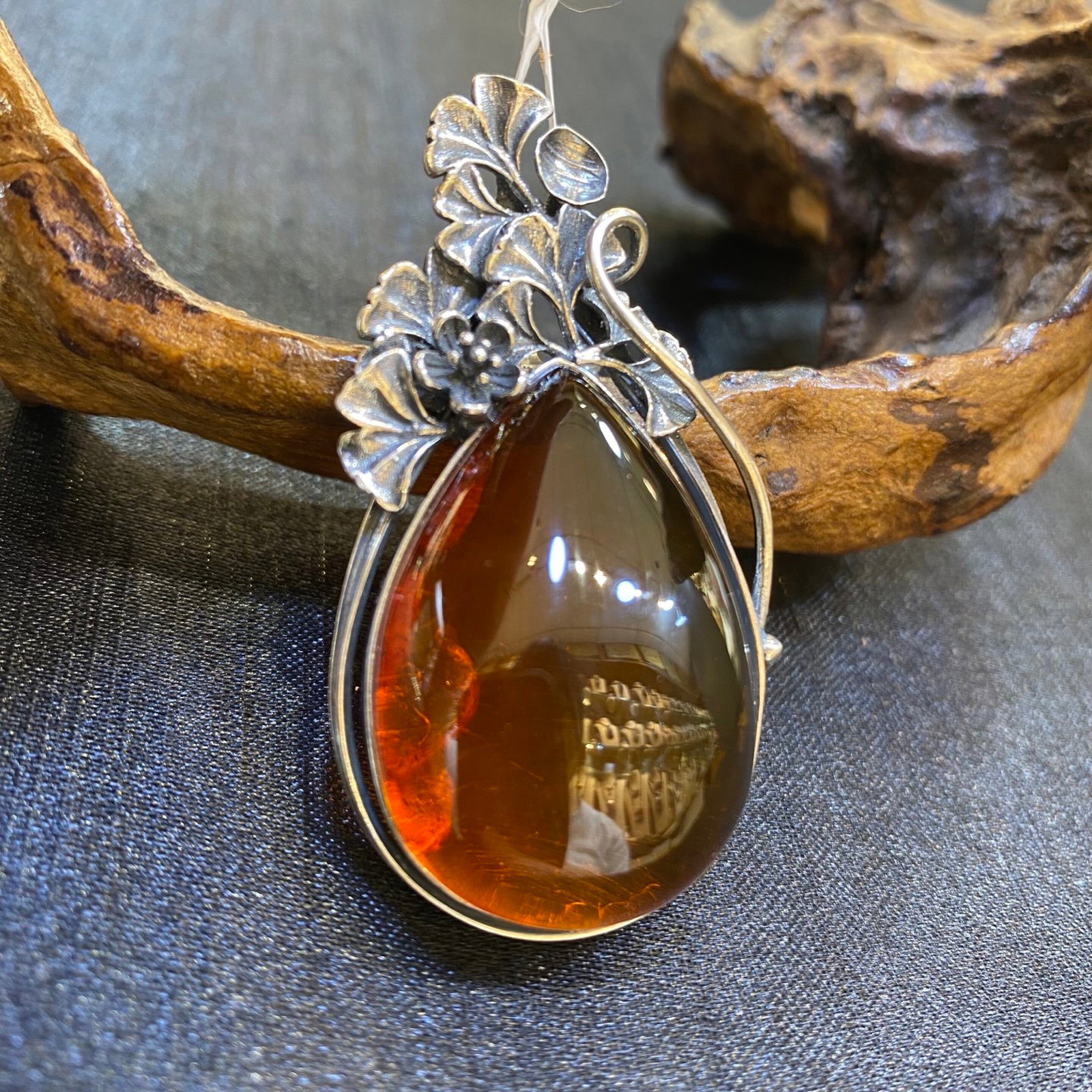 An Exquisite Beeswax Inlaid Silver Necklace: An Exquisite Beeswax Inlaid Silver Necklace,Size:23.8mm,Weight:14.7g 蜜蜡镶银项链