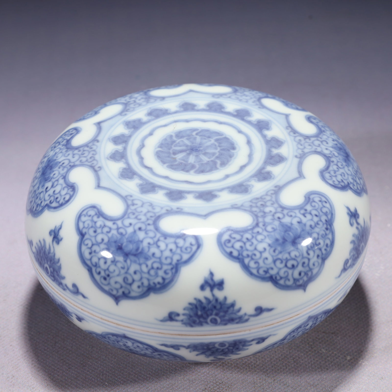 An Exquisite Blue and White Auspicious Cloud Pattern Box with Cover: An Exquisite Blue and White Auspicious Cloud Pattern Box with Cover,Ming Dynasty,China,Chenghua Six-character Mark,Size:5.1inx2.4in,Weight:350g