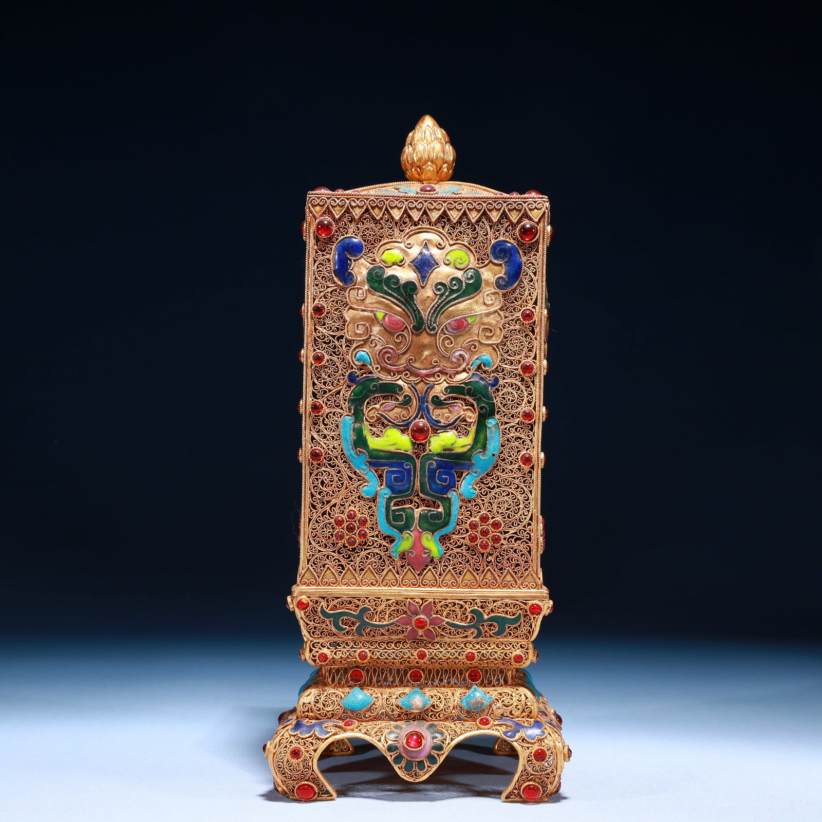 An Exquisite Filigree and Gilding Beast-Face Pattern Box,Inlaid Gems,?? Dragon Seal: An Exquisite Filigree and Gilding Beast-Face Pattern Box,Inlaid Gems,带 Dragon Seal,Qing Dynasty,China,Qianlong Four-character Mark,Size:4.3inx10.6in,Weight:1450g 掐丝鎏金