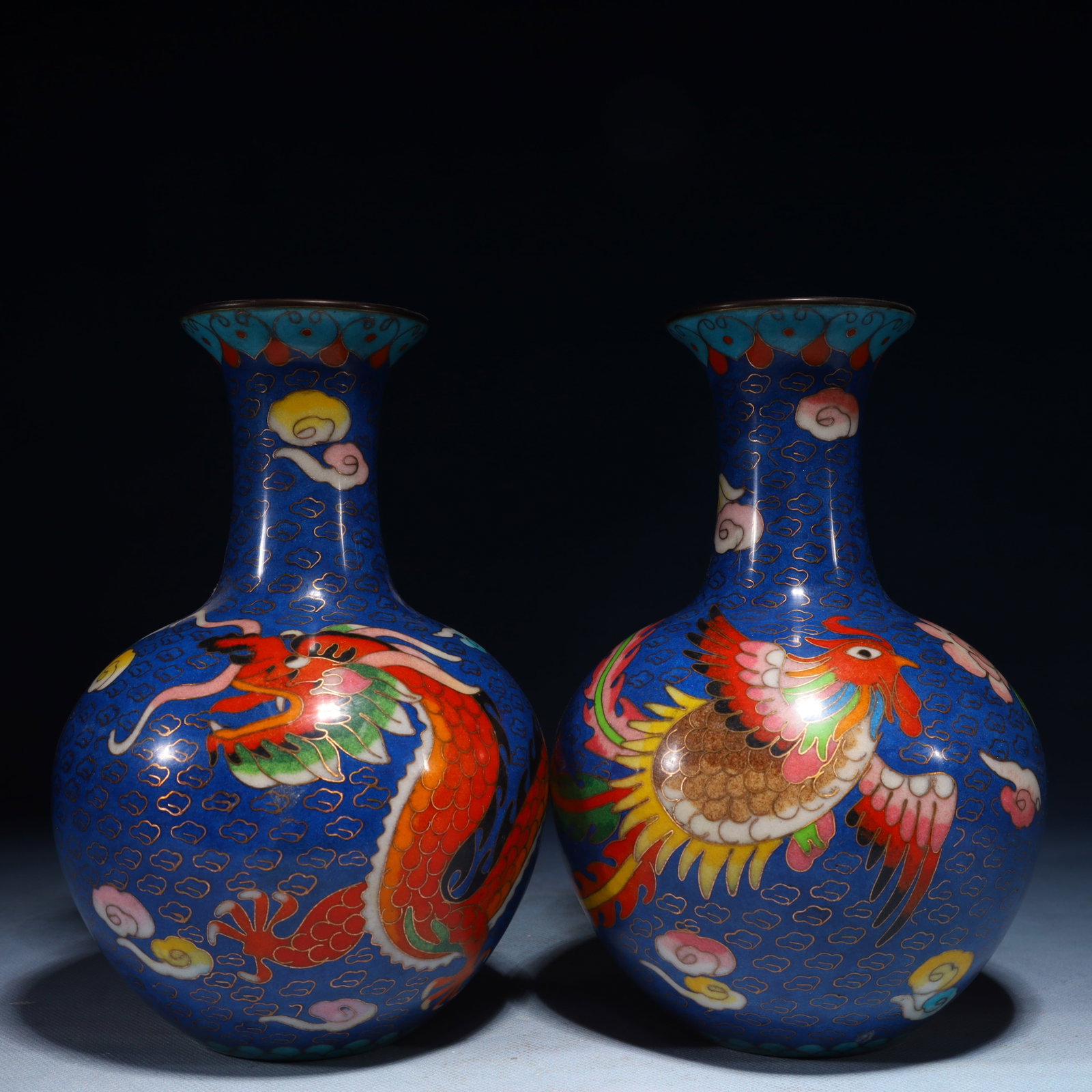 A Pair of Exquisite Cloisonne Dragon and Phoenix Pattern Vases: A Pair of Exquisite Cloisonne Dragon and Phoenix Pattern Vases,Qing Dynasty,China,Qianlong Four-character Mark,Size:7.9inx5.5inx5.5in,Weight:2700g 一对景泰蓝龙Ñ