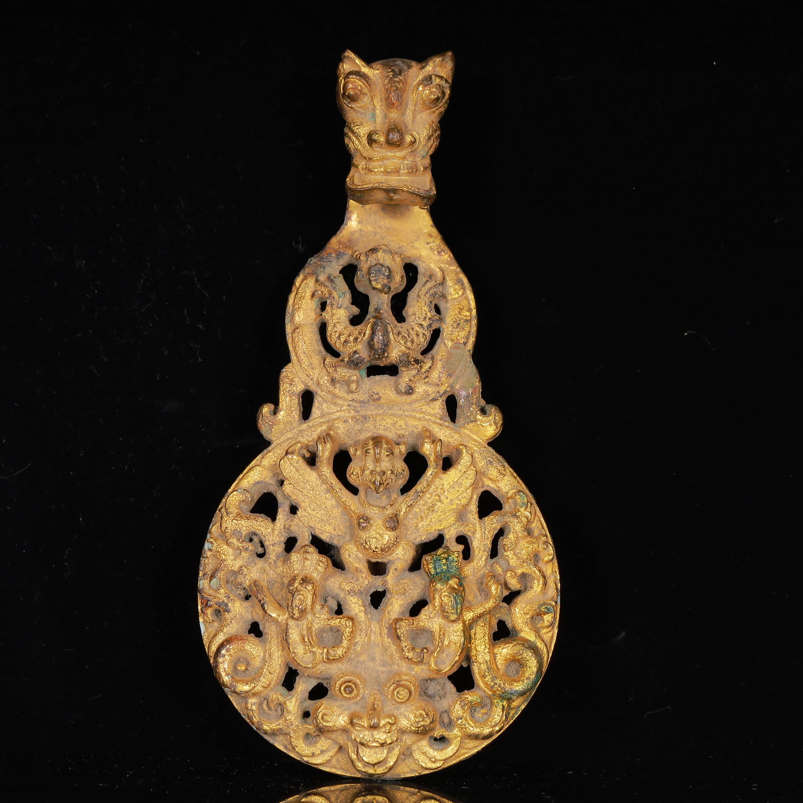 An Exquisite Gilt Bronze Auspicious Beast Ornament: An Exquisite Gilt Bronze Auspicious Beast Ornament,Qing Dynasty,China,Size:3.5inx2.8inx1.2in,Weight:431g 铜鎏金瑞兽摆件,中国清代