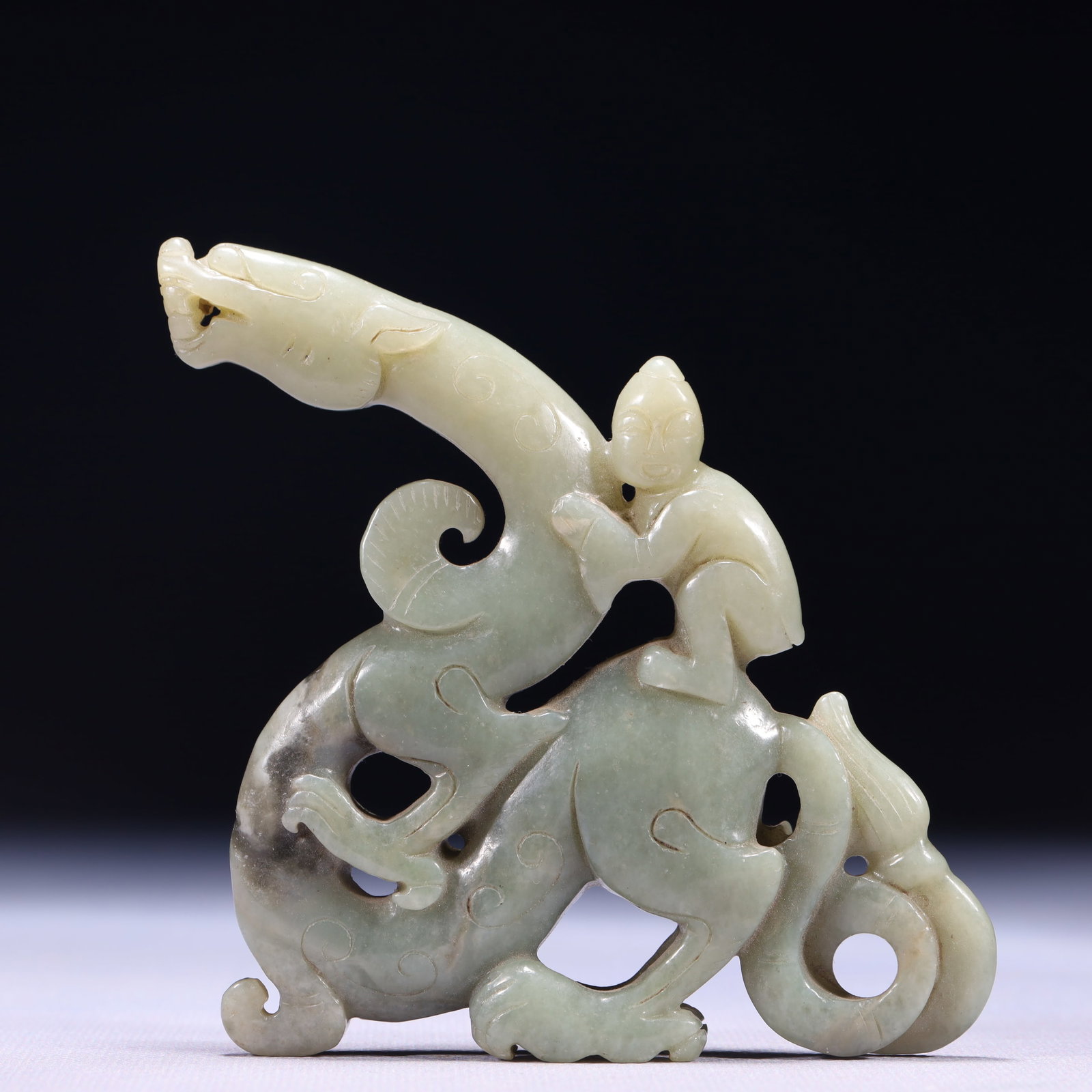 An Exquisite Green Jade Dragon Ornament: An Exquisite Green Jade Dragon Ornament,Qing Dynasty,China,Size:3.9inx0.8inx4.3in,Weight:188g 青玉龙摆件,中国清代