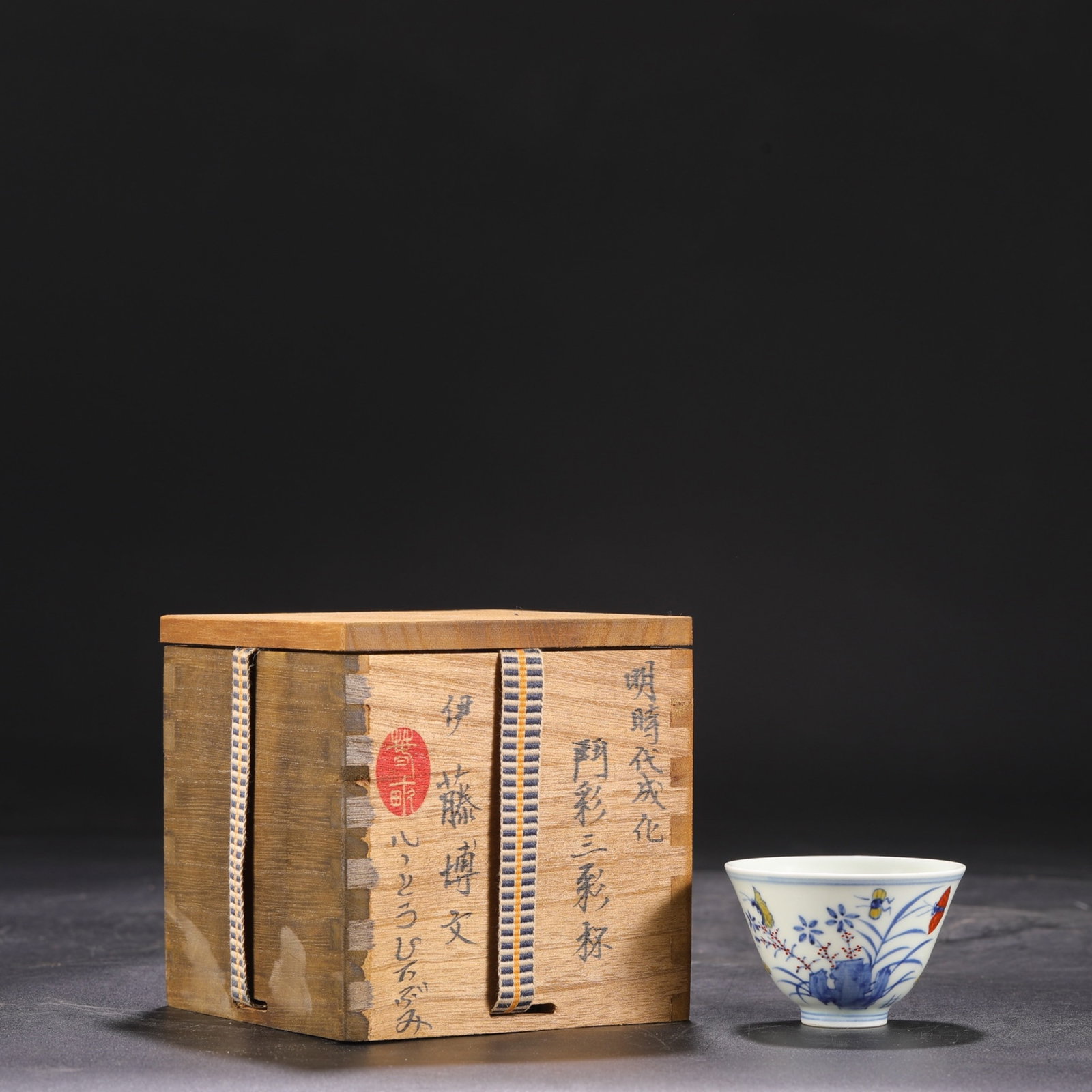 An Exquisite Doucai Flower Pattern Cup: An Exquisite Doucai Flower Pattern Cup,Ming Dynasty,China,Chenghua Six-character Mark,Size:1.8inx2.8in 斗彩花卉纹杯子,中国明代,成